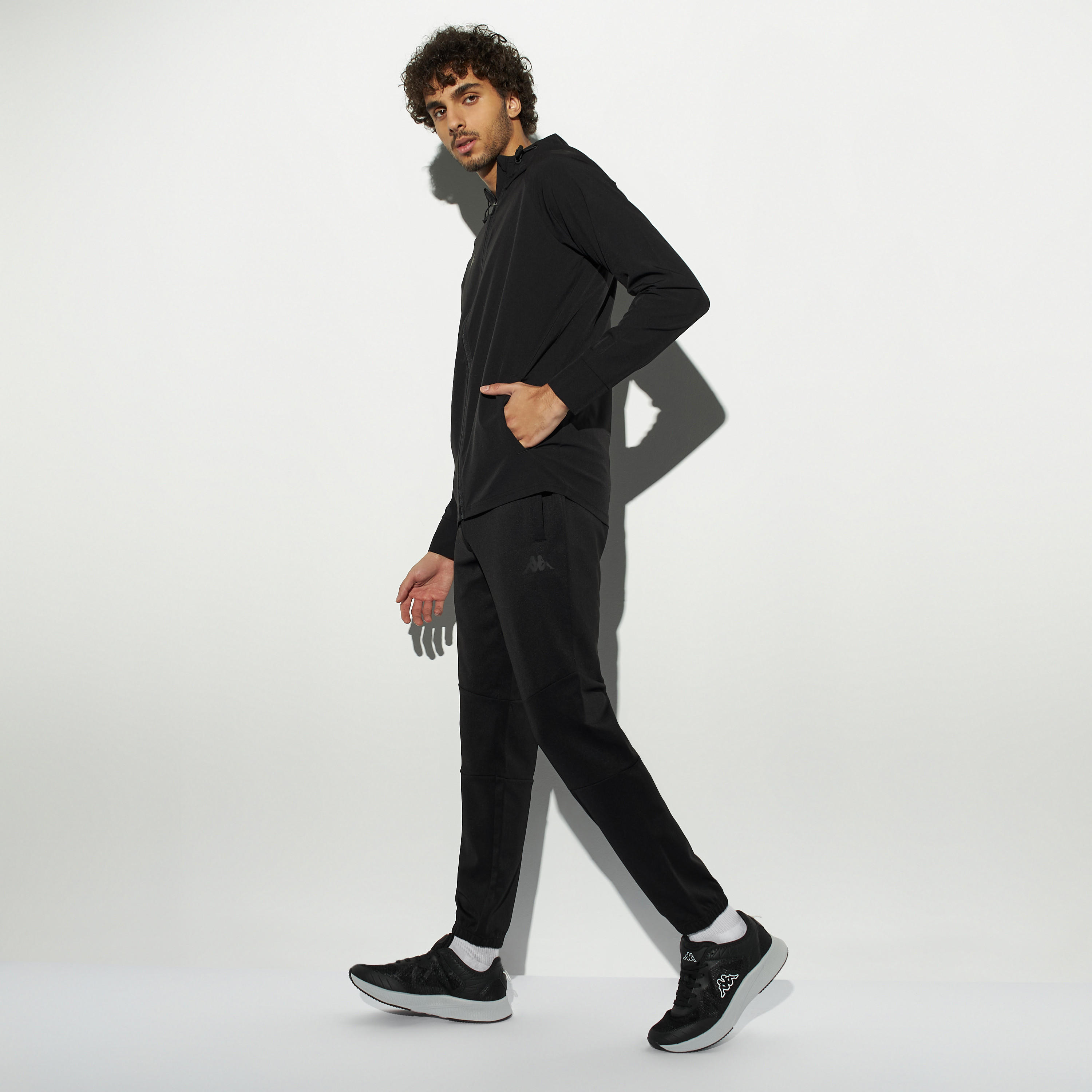 جاكيت تدريب بقبعة وسحّاب إغلاق وجيوب وتفاصيل شعار من كابا-men-winterwear-hoodiesandsweatshirts-image-2