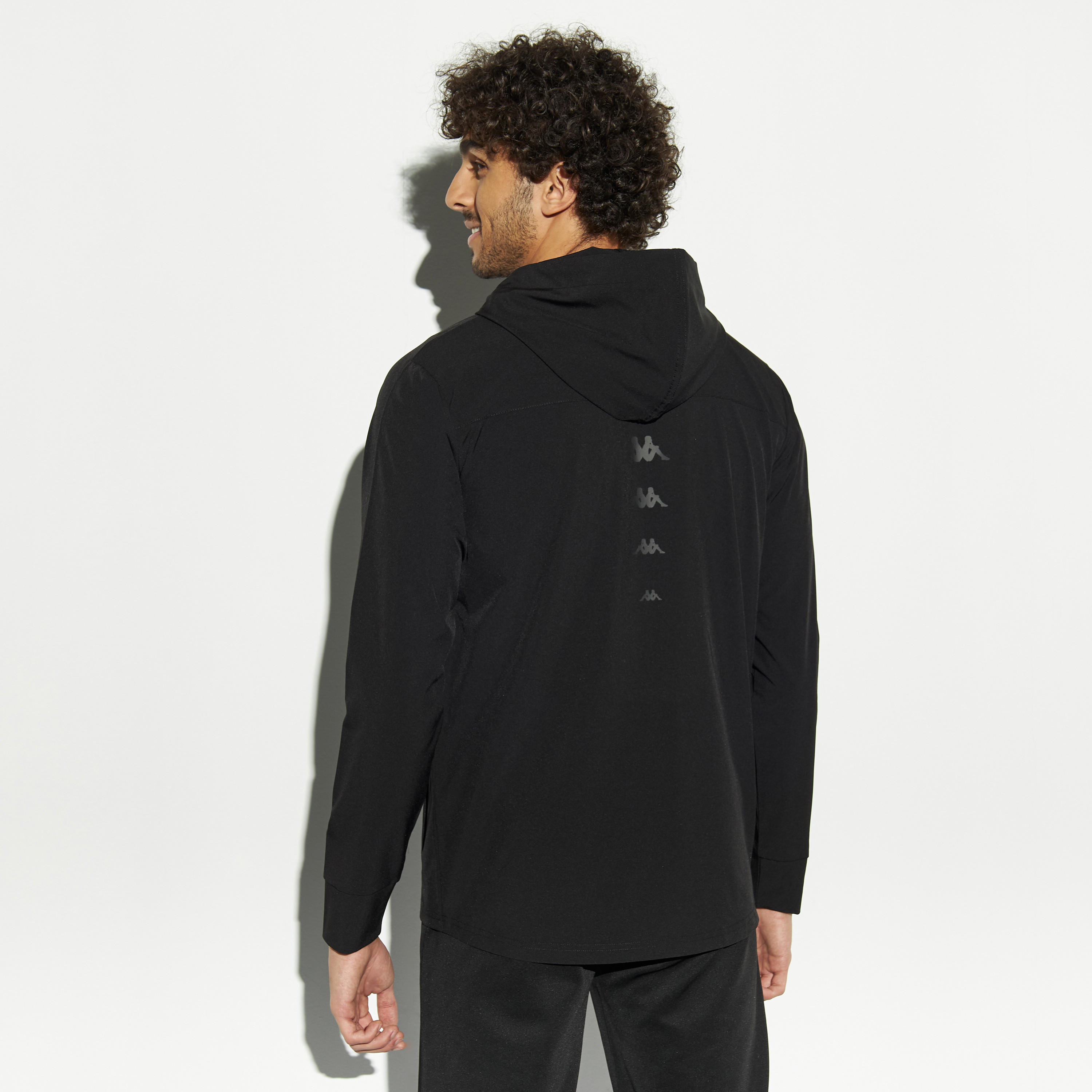 جاكيت تدريب بقبعة وسحّاب إغلاق وجيوب وتفاصيل شعار من كابا-men-winterwear-hoodiesandsweatshirts-image-3