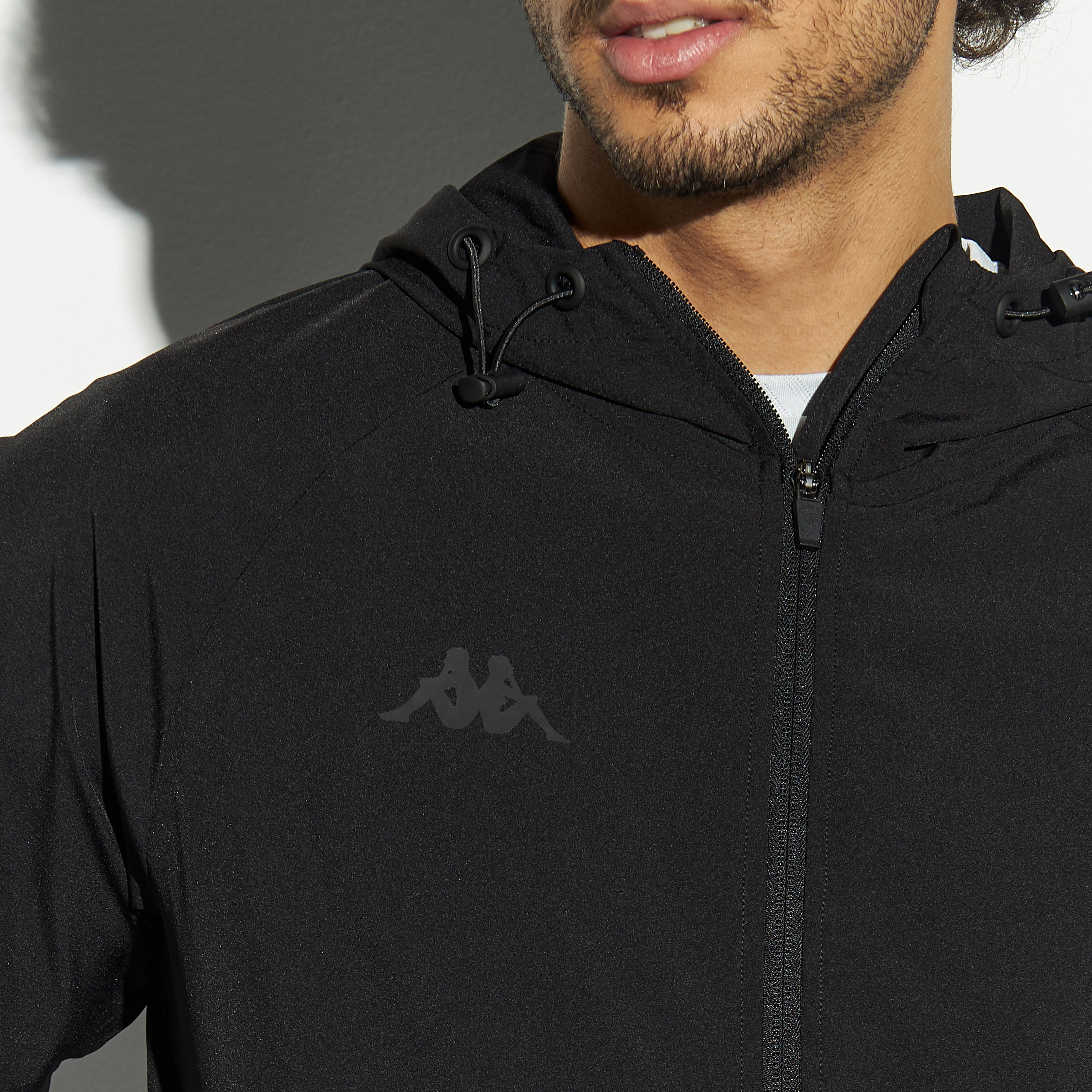 جاكيت تدريب بقبعة وسحّاب إغلاق وجيوب وتفاصيل شعار من كابا-men-winterwear-hoodiesandsweatshirts-image-4