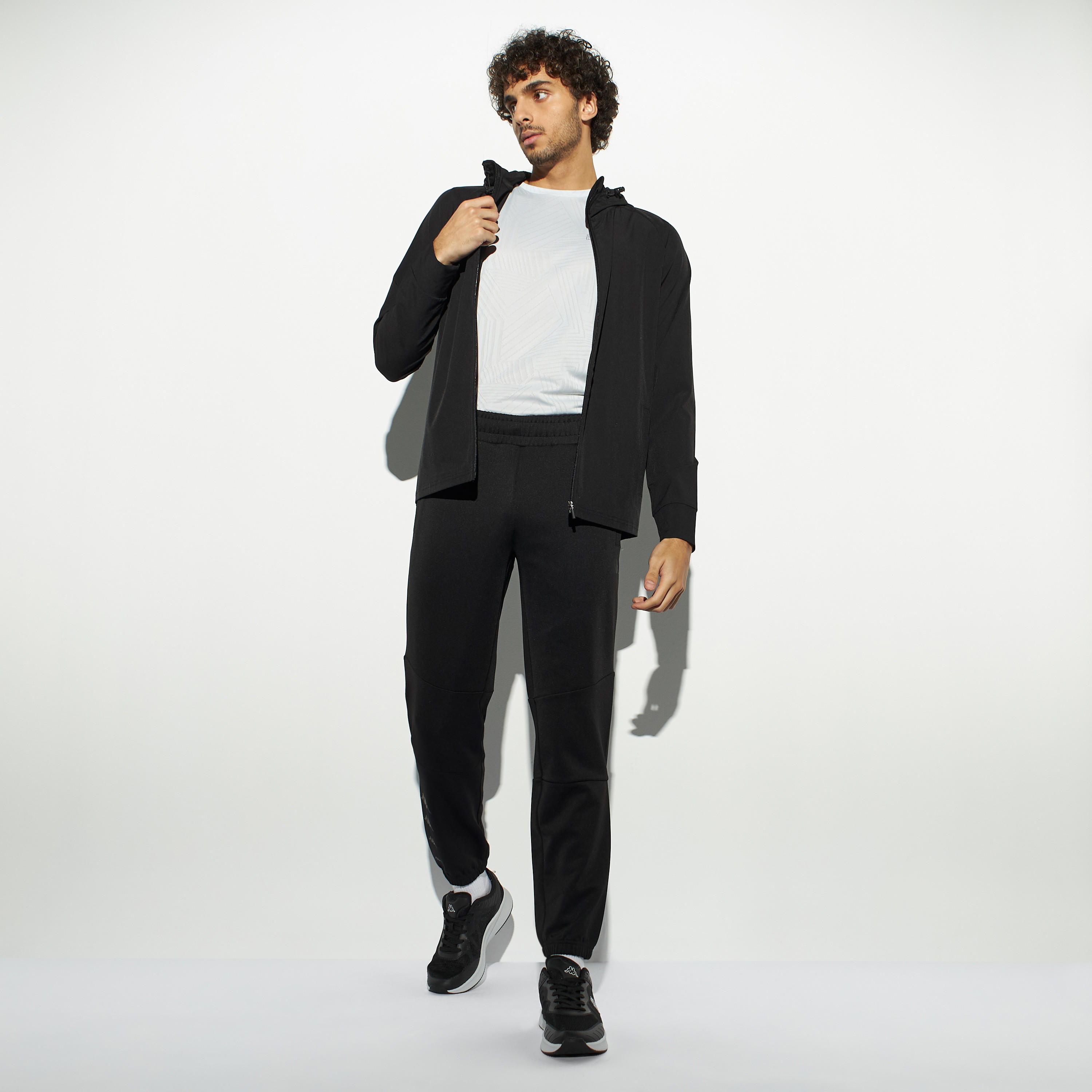 بنطلون رياضي بخصر مطاطي وجيوب وطبعات من كابا-men-clothing-sportswearandactivewear-bottoms-image-2