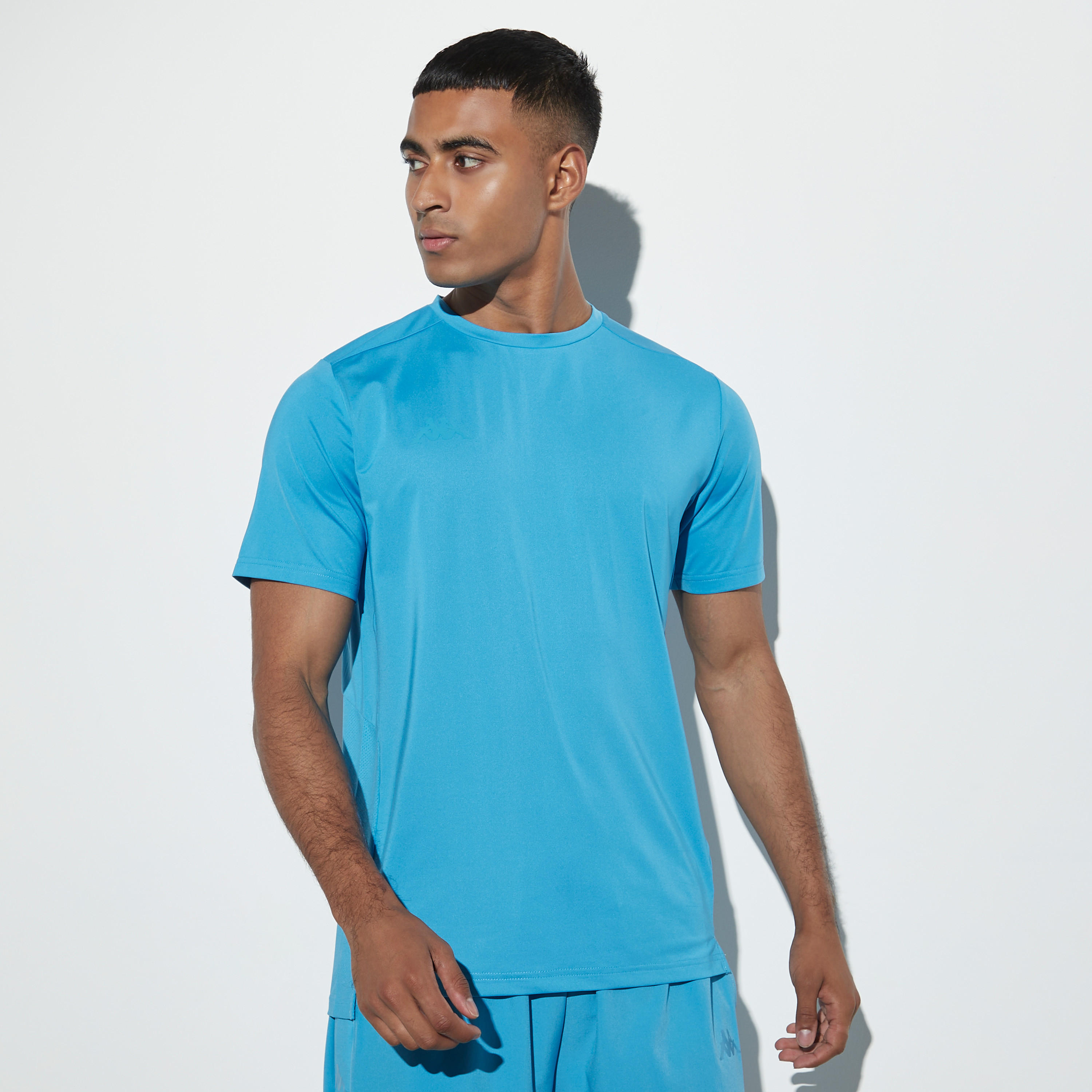 تيشيرت تدريب بتصاميم مغايرة وتفاصيل شبكية وياقة ضيقة وأكمام قصيرة من كابا-men-clothing-sportswearandactivewear-tshirtsandpolos-image-1