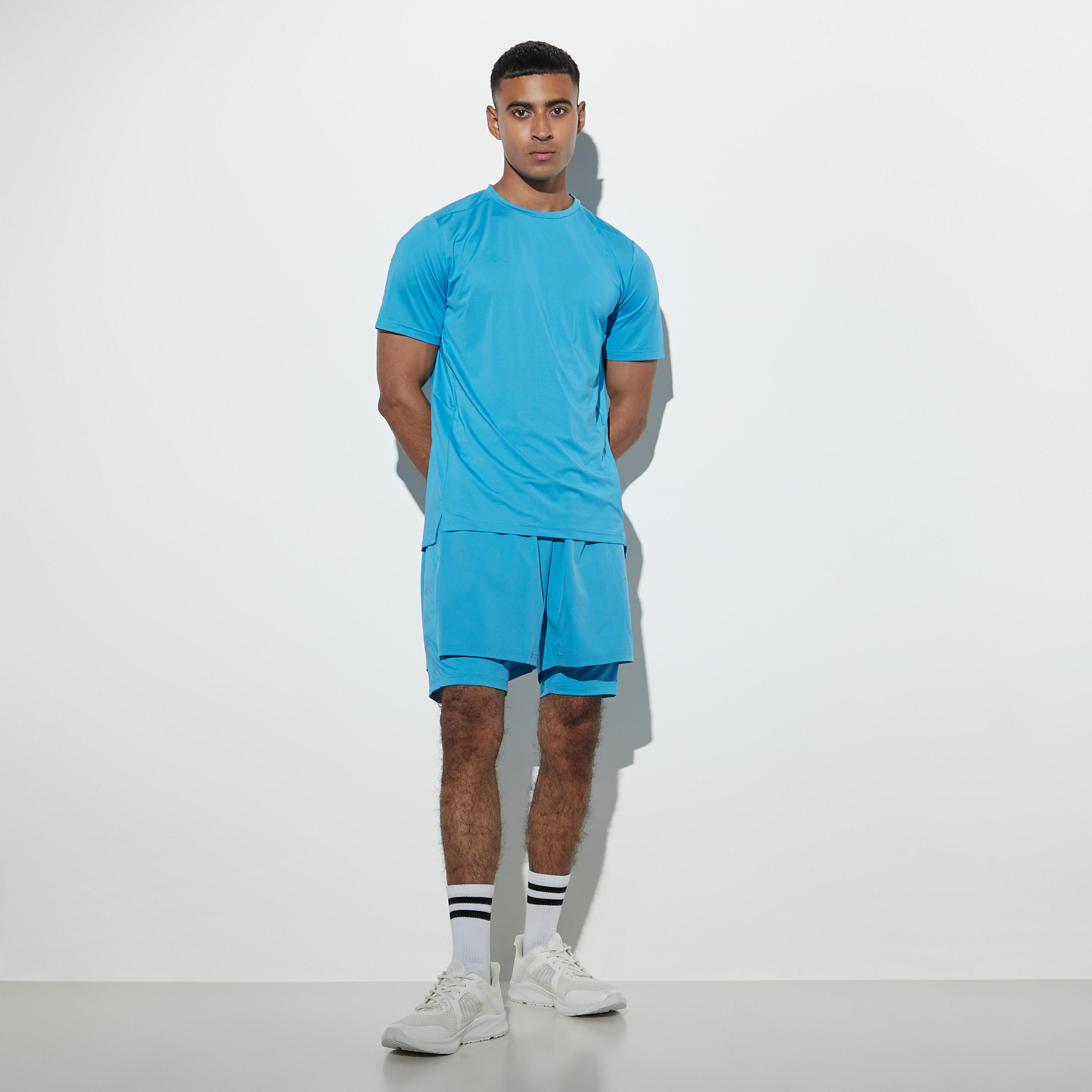 تيشيرت تدريب بتصاميم مغايرة وتفاصيل شبكية وياقة ضيقة وأكمام قصيرة من كابا-men-clothing-sportswearandactivewear-tshirtsandpolos-image-2