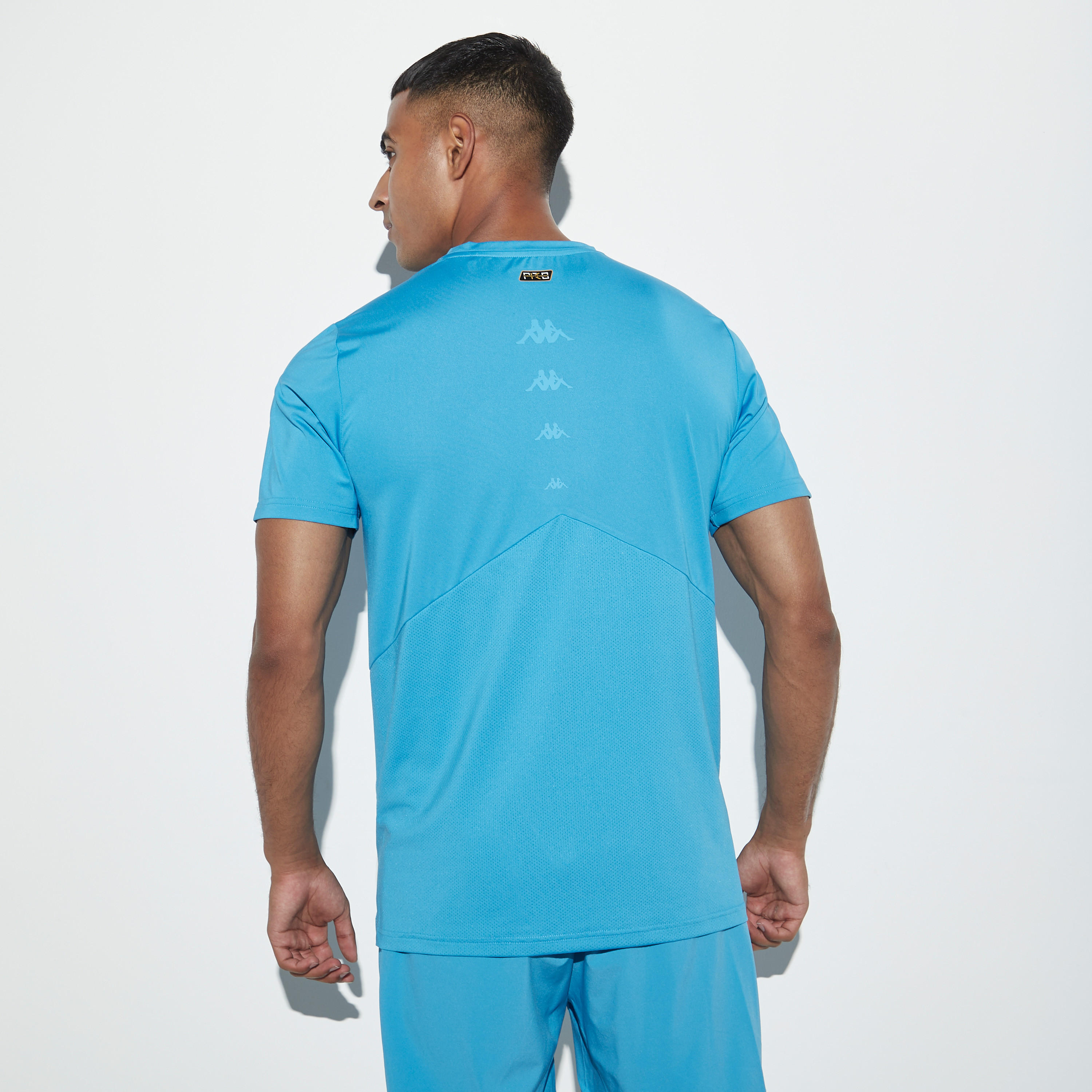 تيشيرت تدريب بتصاميم مغايرة وتفاصيل شبكية وياقة ضيقة وأكمام قصيرة من كابا-men-clothing-sportswearandactivewear-tshirtsandpolos-image-3