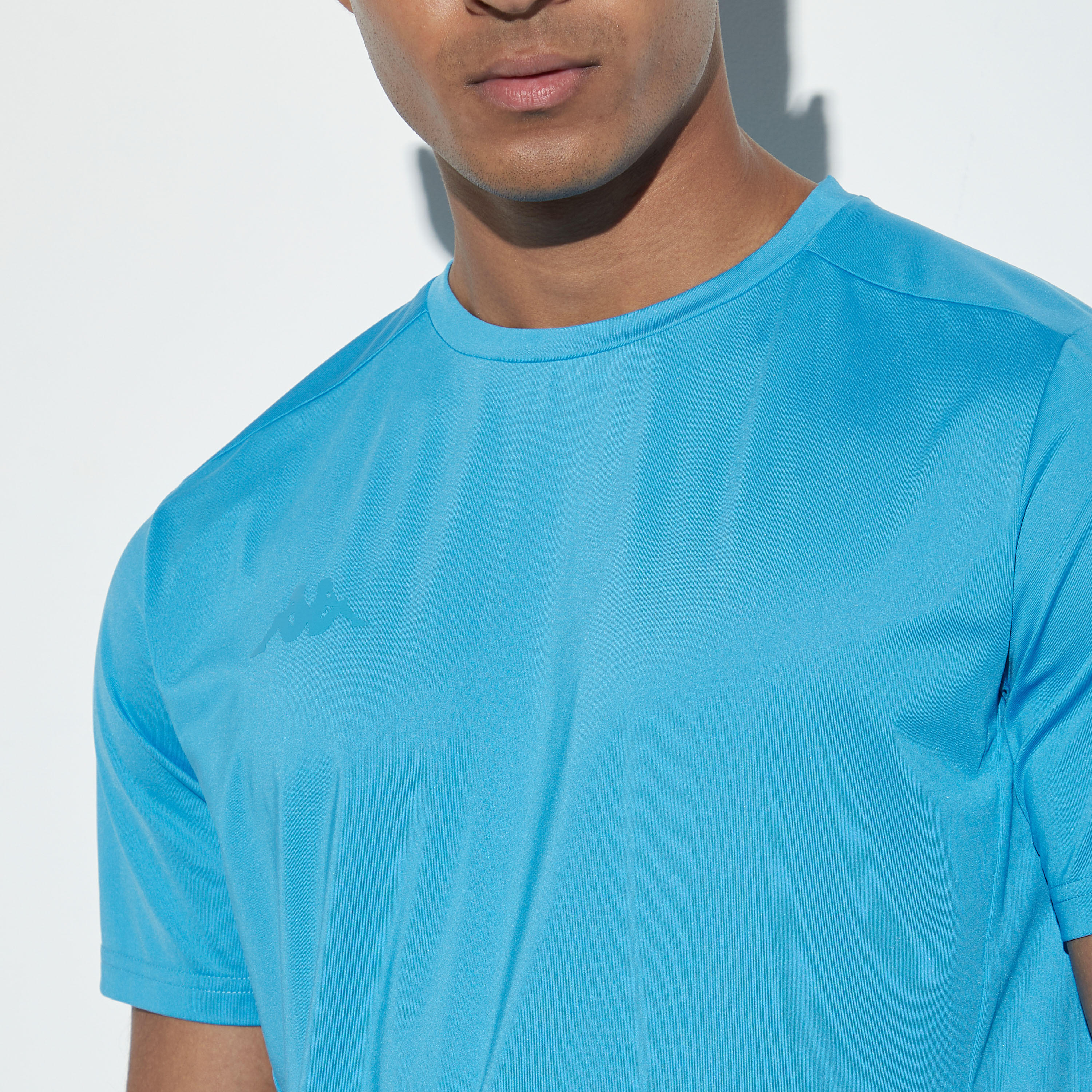 تيشيرت تدريب بتصاميم مغايرة وتفاصيل شبكية وياقة ضيقة وأكمام قصيرة من كابا-men-clothing-sportswearandactivewear-tshirtsandpolos-image-4