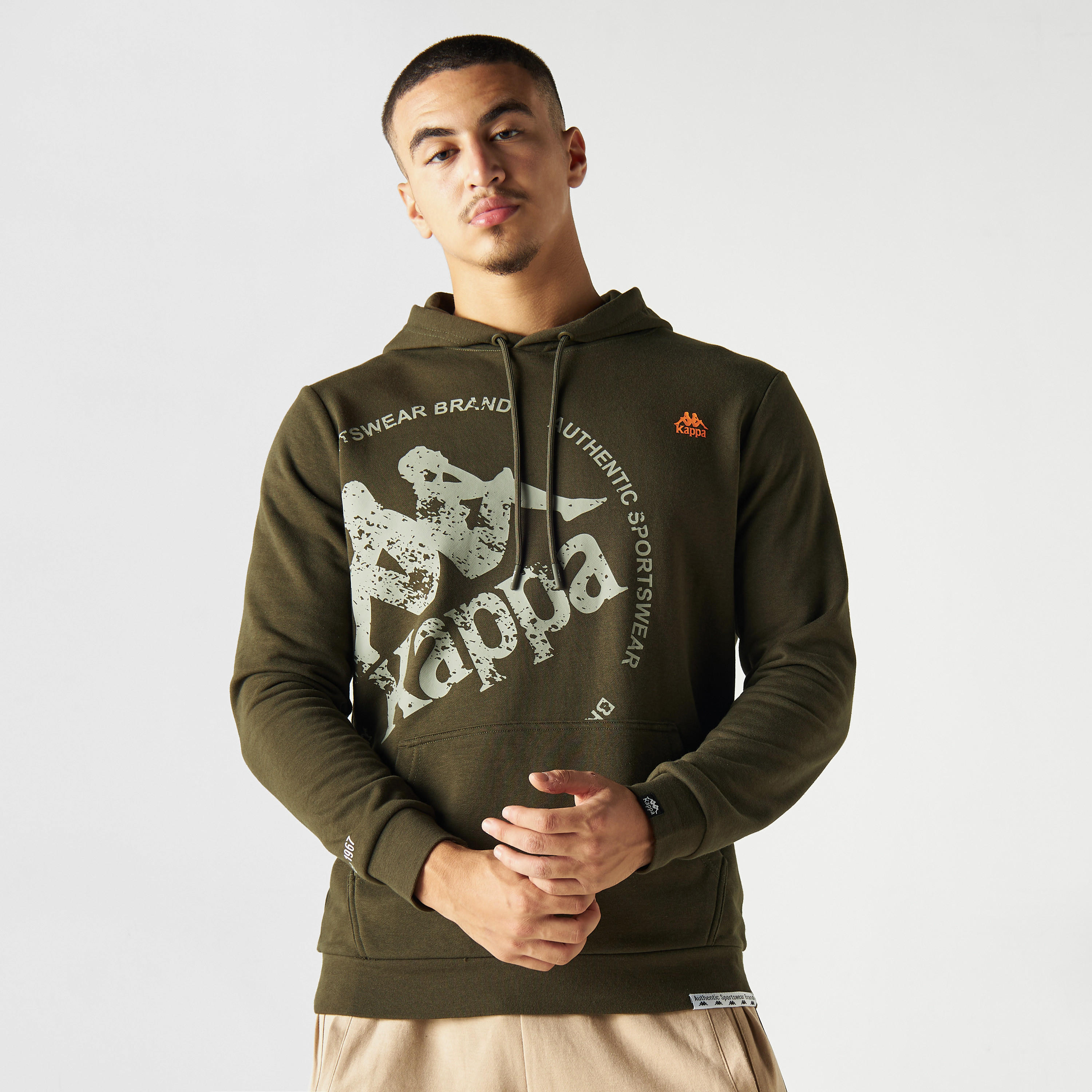 هودي بأكمام طويلة وجيب كنغر وطبعات من كابا-men-winterwear-hoodiesandsweatshirts-image-1