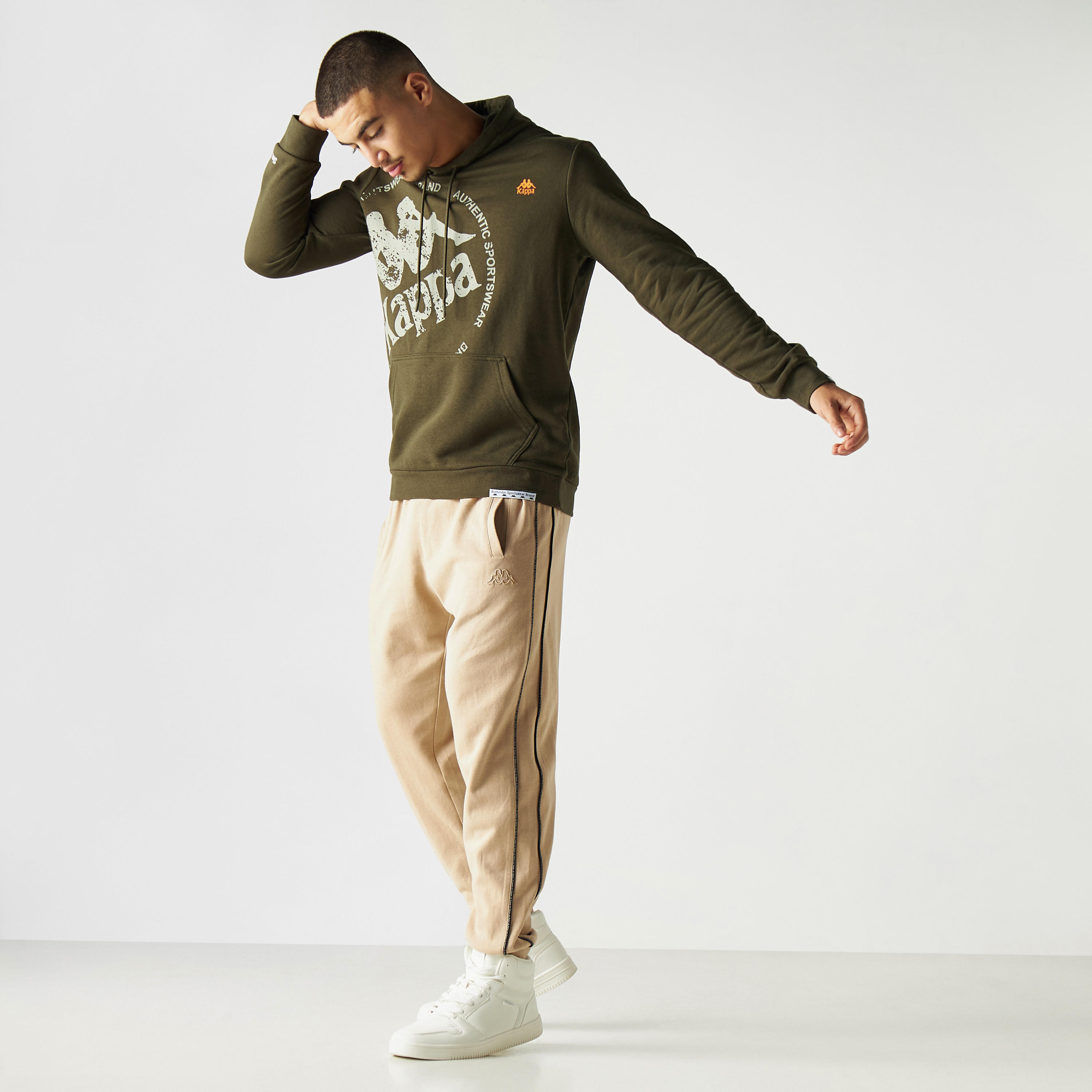 هودي بأكمام طويلة وجيب كنغر وطبعات من كابا-men-winterwear-hoodiesandsweatshirts-image-2