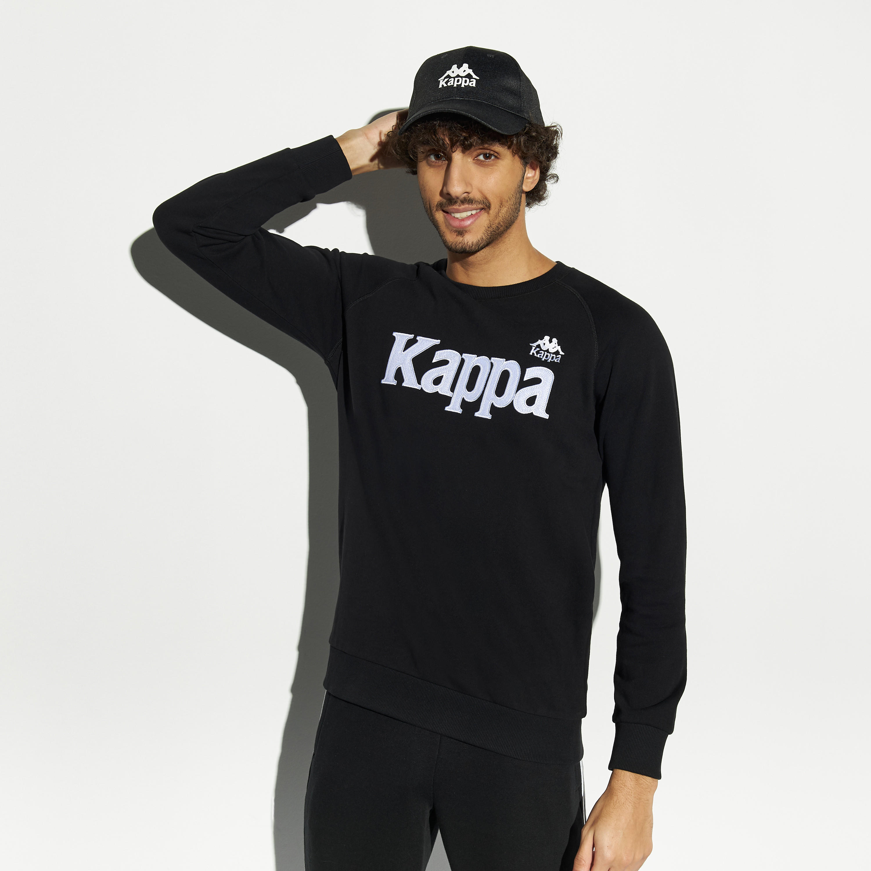 سويت شيرت مطرّز بياقة ضيّقة وأكمام مغايرة وتطريز شعار من كابا-men-winterwear-hoodiesandsweatshirts-image-1