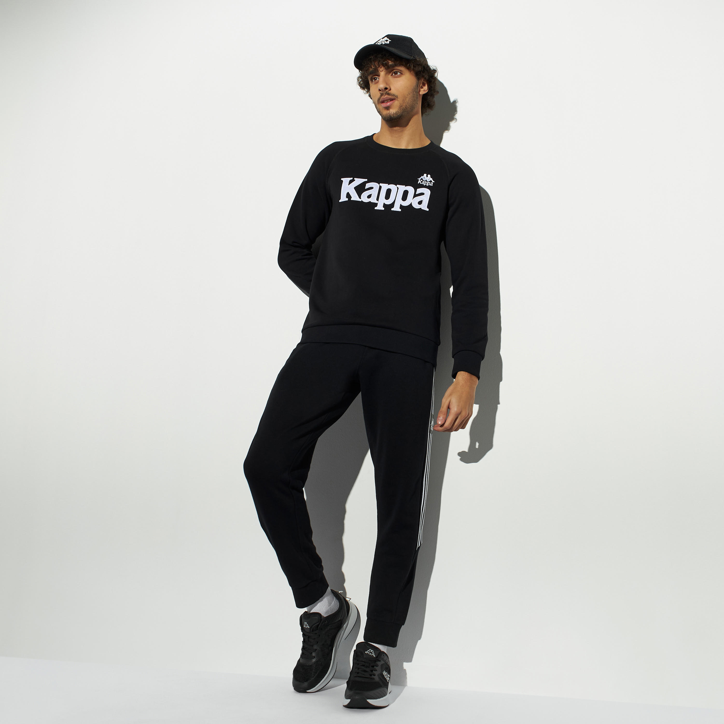 سويت شيرت مطرّز بياقة ضيّقة وأكمام مغايرة وتطريز شعار من كابا-men-winterwear-hoodiesandsweatshirts-image-2