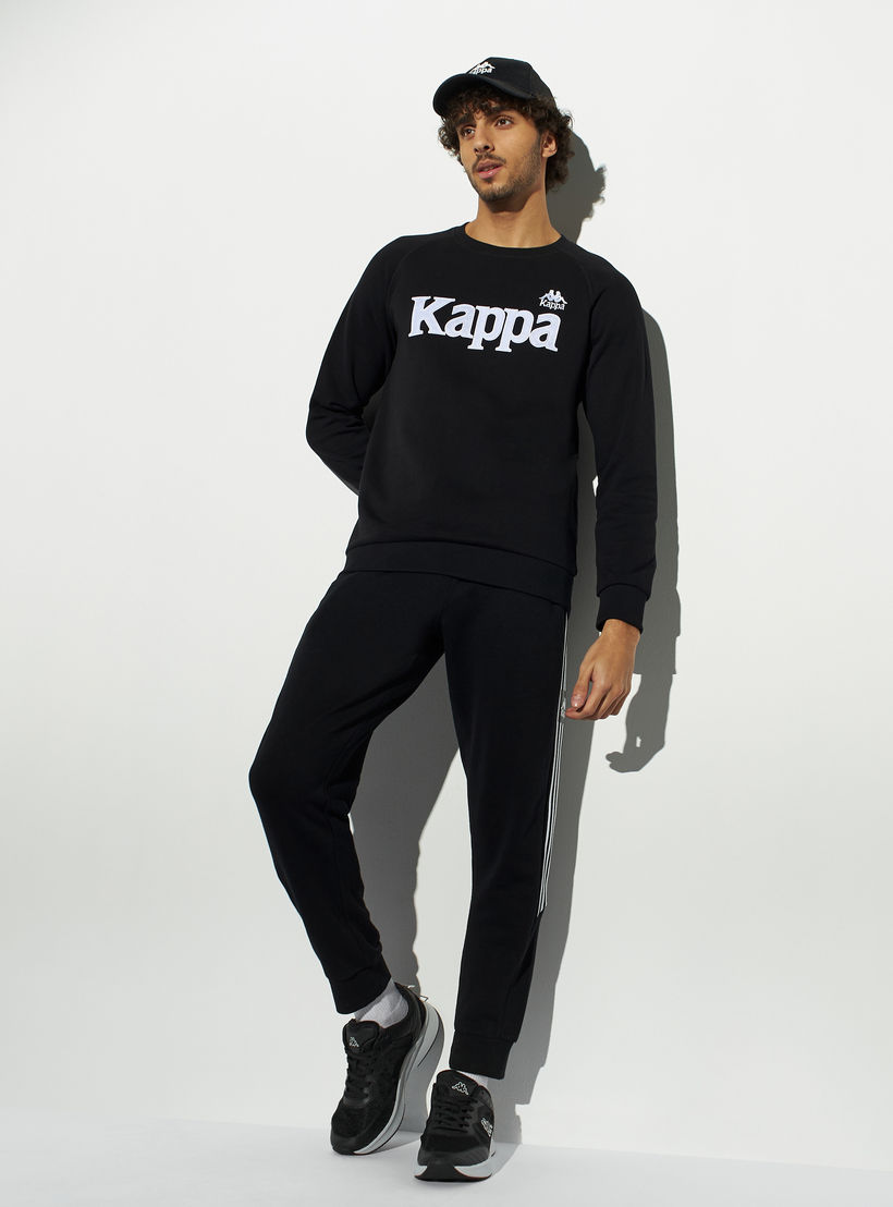 سويت شيرت مطرّز بياقة ضيّقة وأكمام مغايرة وتطريز شعار من كابا-men-winterwear-hoodiesandsweatshirts-image-2