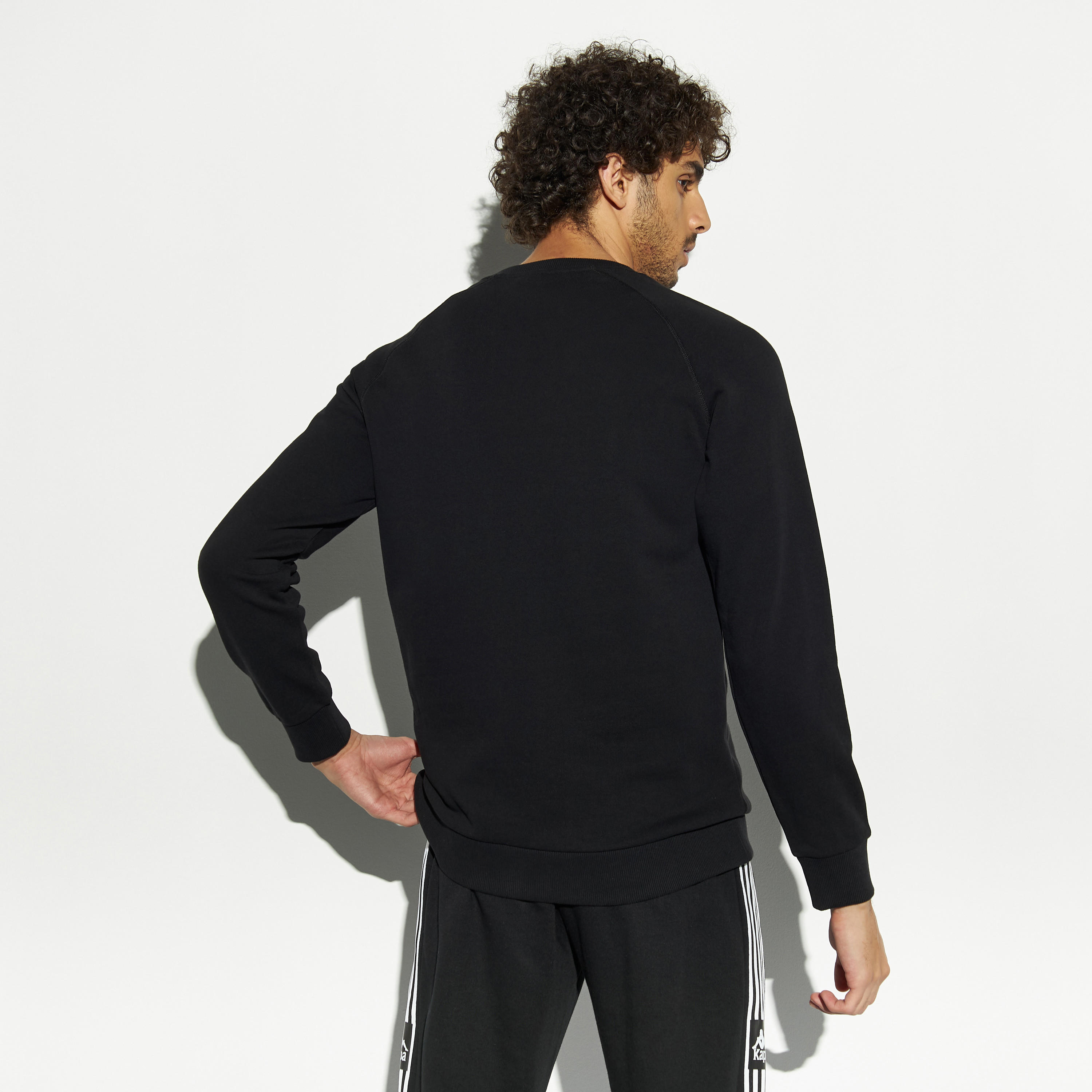 سويت شيرت مطرّز بياقة ضيّقة وأكمام مغايرة وتطريز شعار من كابا-men-winterwear-hoodiesandsweatshirts-image-3