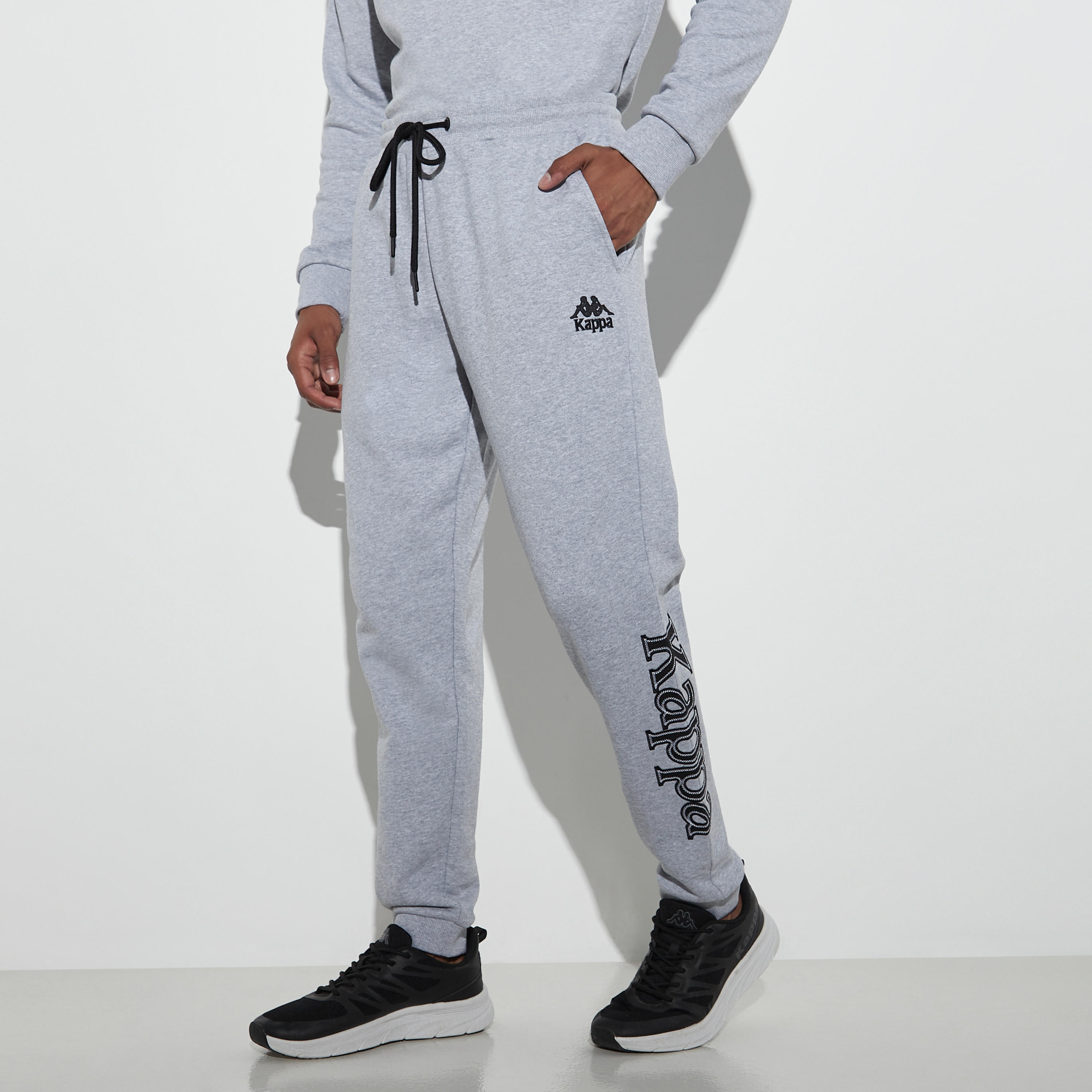 بنطلون رياضي برباط إغلاق وجيوب من كابا-men-clothing-sportswearandactivewear-bottoms-image-1