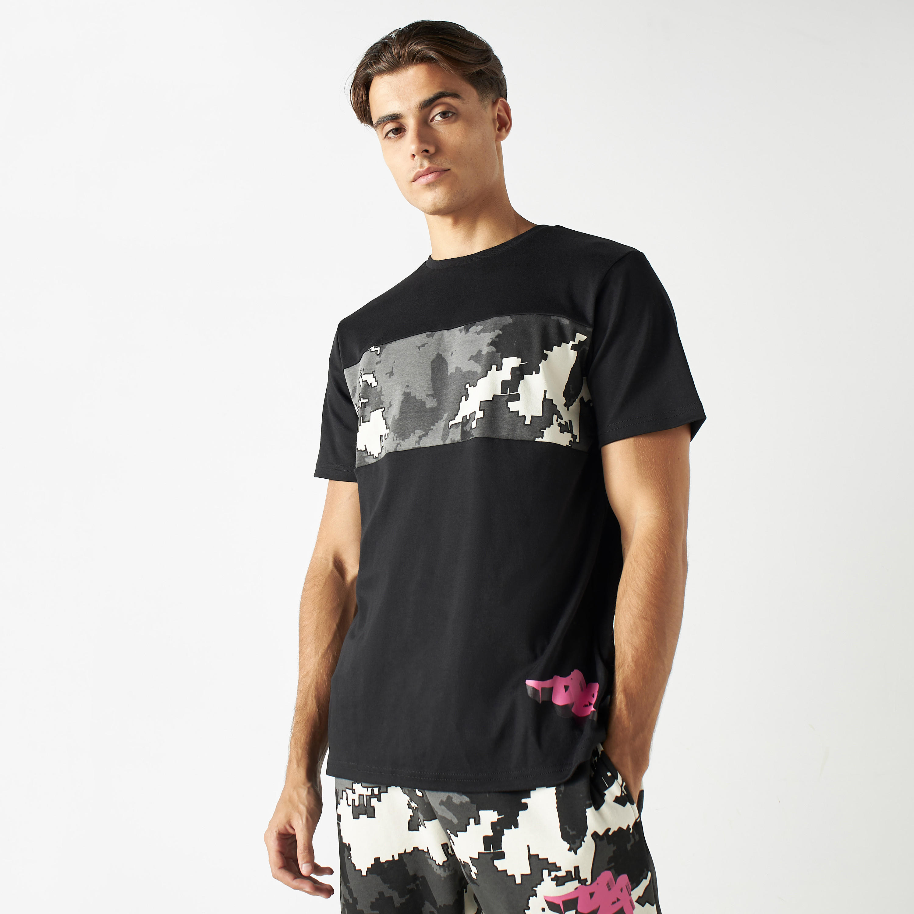 تيشيرت بتصاميم مغايرة وياقة ضيقة وأكمام قصيرة من كابا-men-clothing-sportswearandactivewear-tshirtsandpolos-image-1