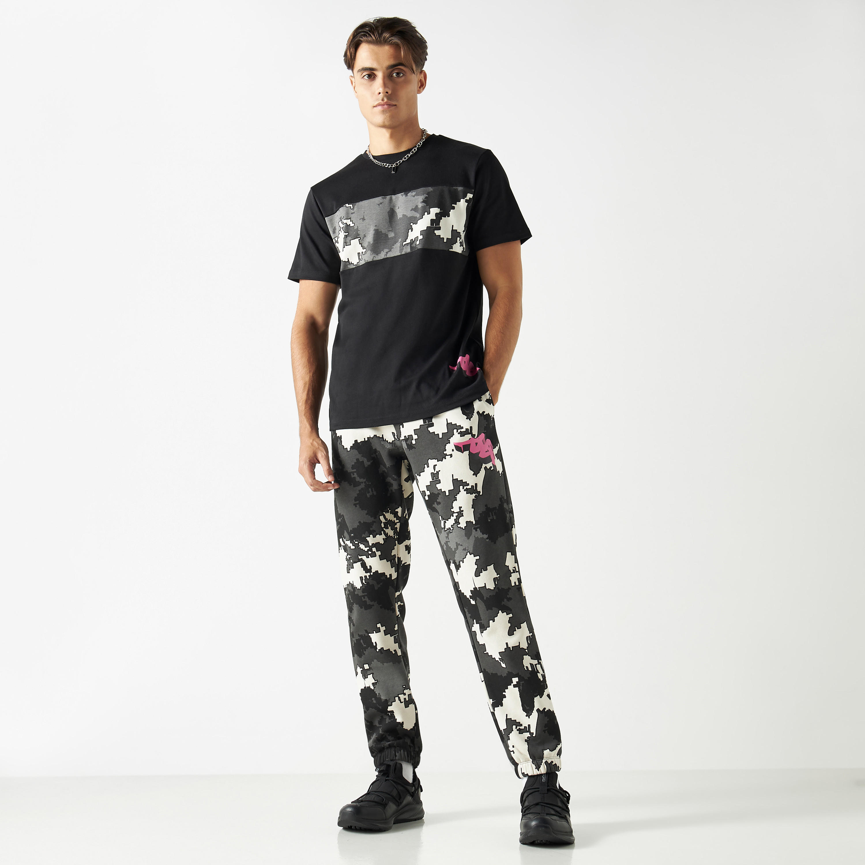 تيشيرت بتصاميم مغايرة وياقة ضيقة وأكمام قصيرة من كابا-men-clothing-sportswearandactivewear-tshirtsandpolos-image-2