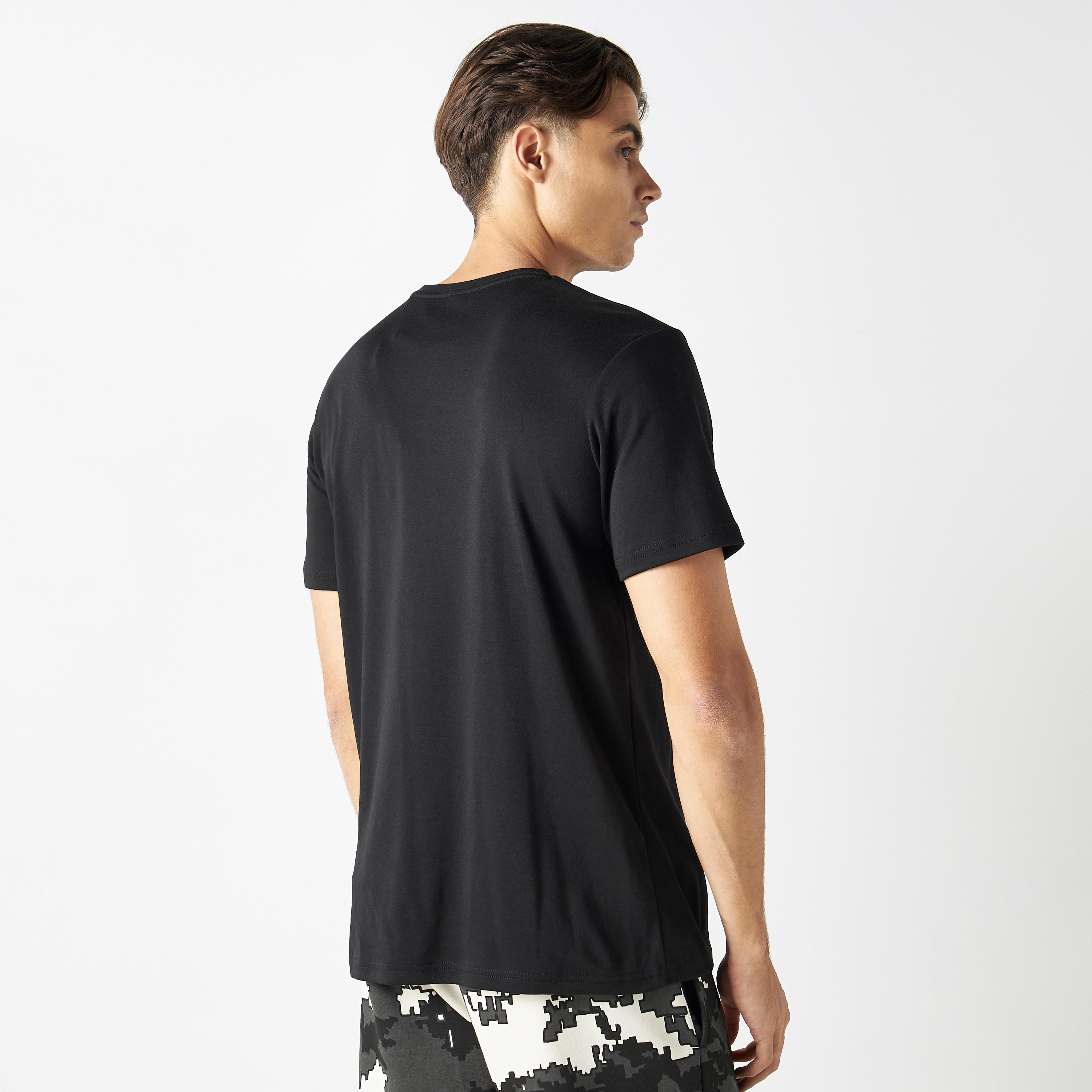 تيشيرت بتصاميم مغايرة وياقة ضيقة وأكمام قصيرة من كابا-men-clothing-sportswearandactivewear-tshirtsandpolos-image-3