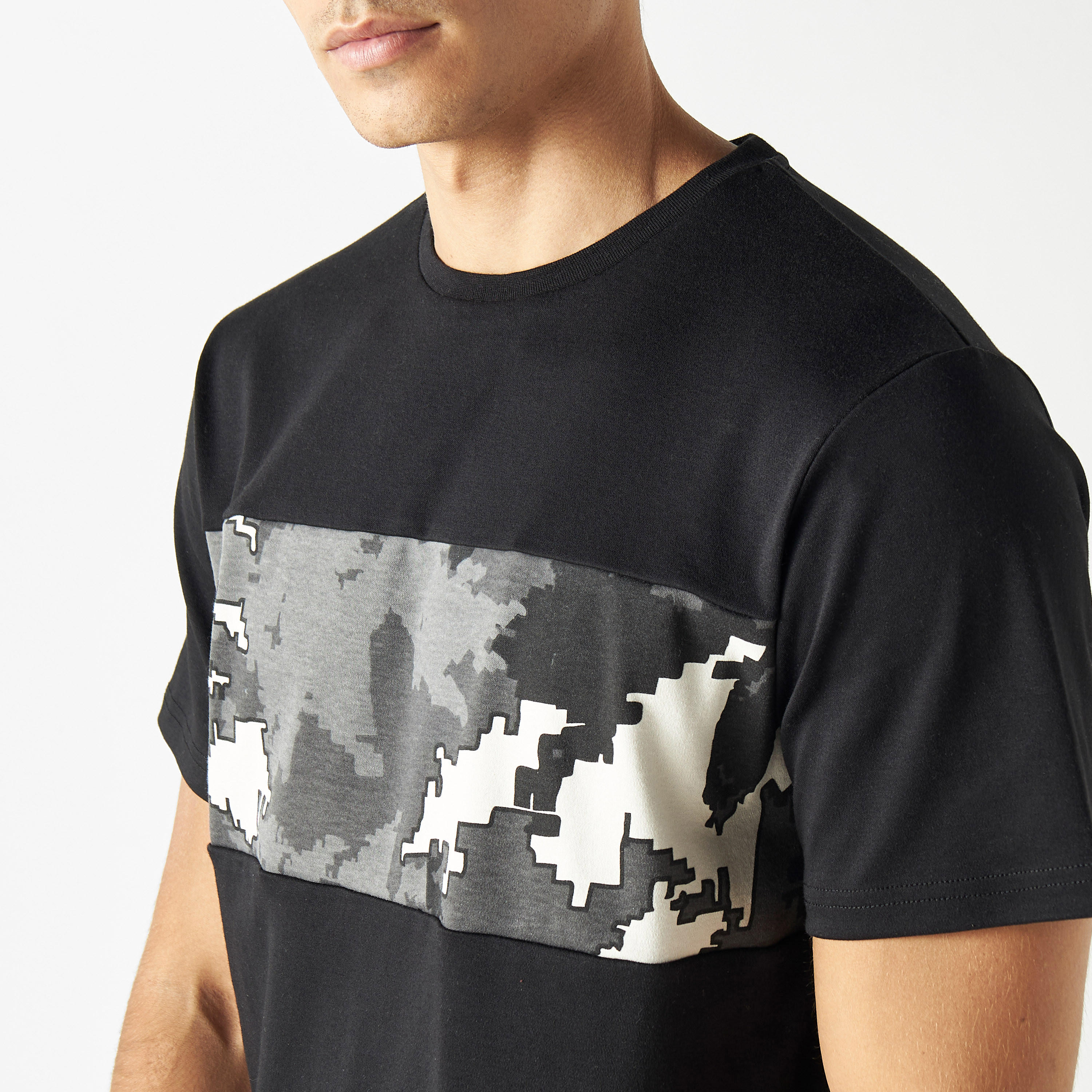 تيشيرت بتصاميم مغايرة وياقة ضيقة وأكمام قصيرة من كابا-men-clothing-sportswearandactivewear-tshirtsandpolos-image-4