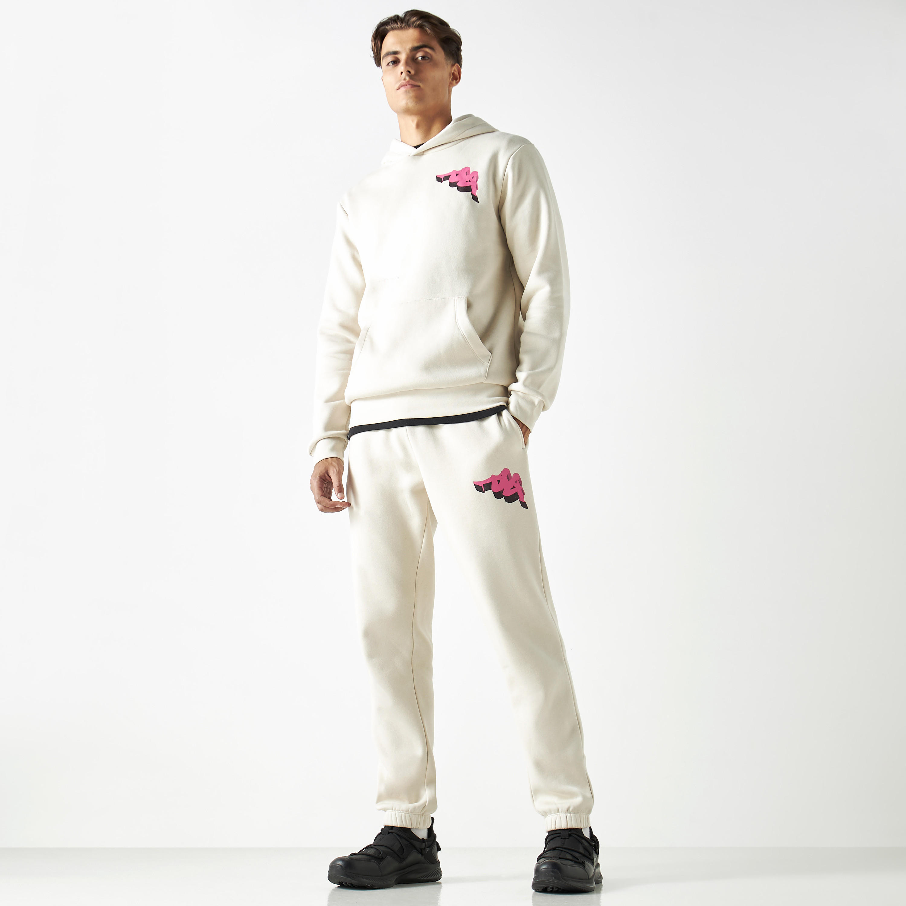 بنطلون رياضي برباط إغلاق وجيوب وطبعات من كابا-men-clothing-sportswearandactivewear-tracksuits-image-3