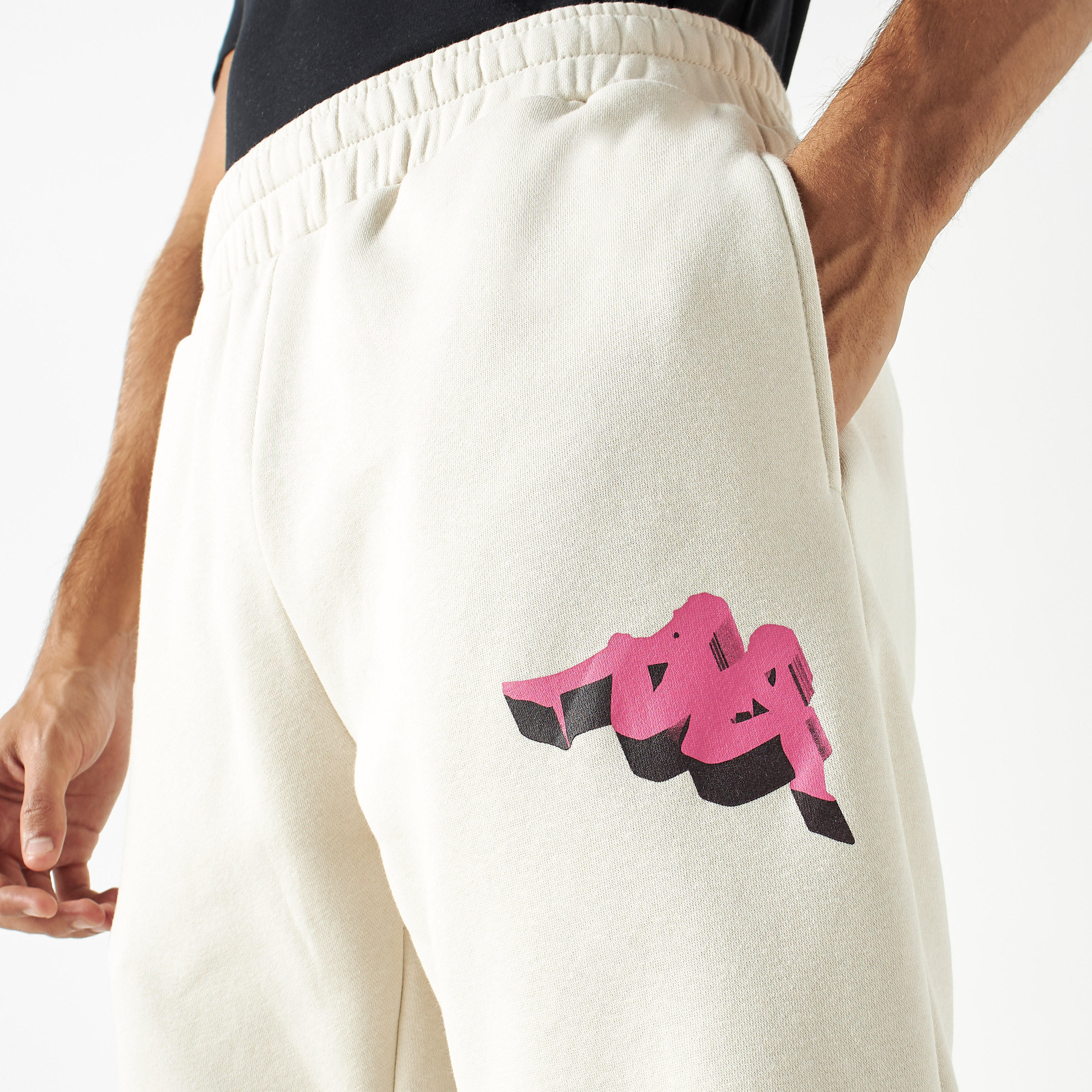 بنطلون رياضي برباط إغلاق وجيوب وطبعات من كابا-men-clothing-sportswearandactivewear-tracksuits-image-1