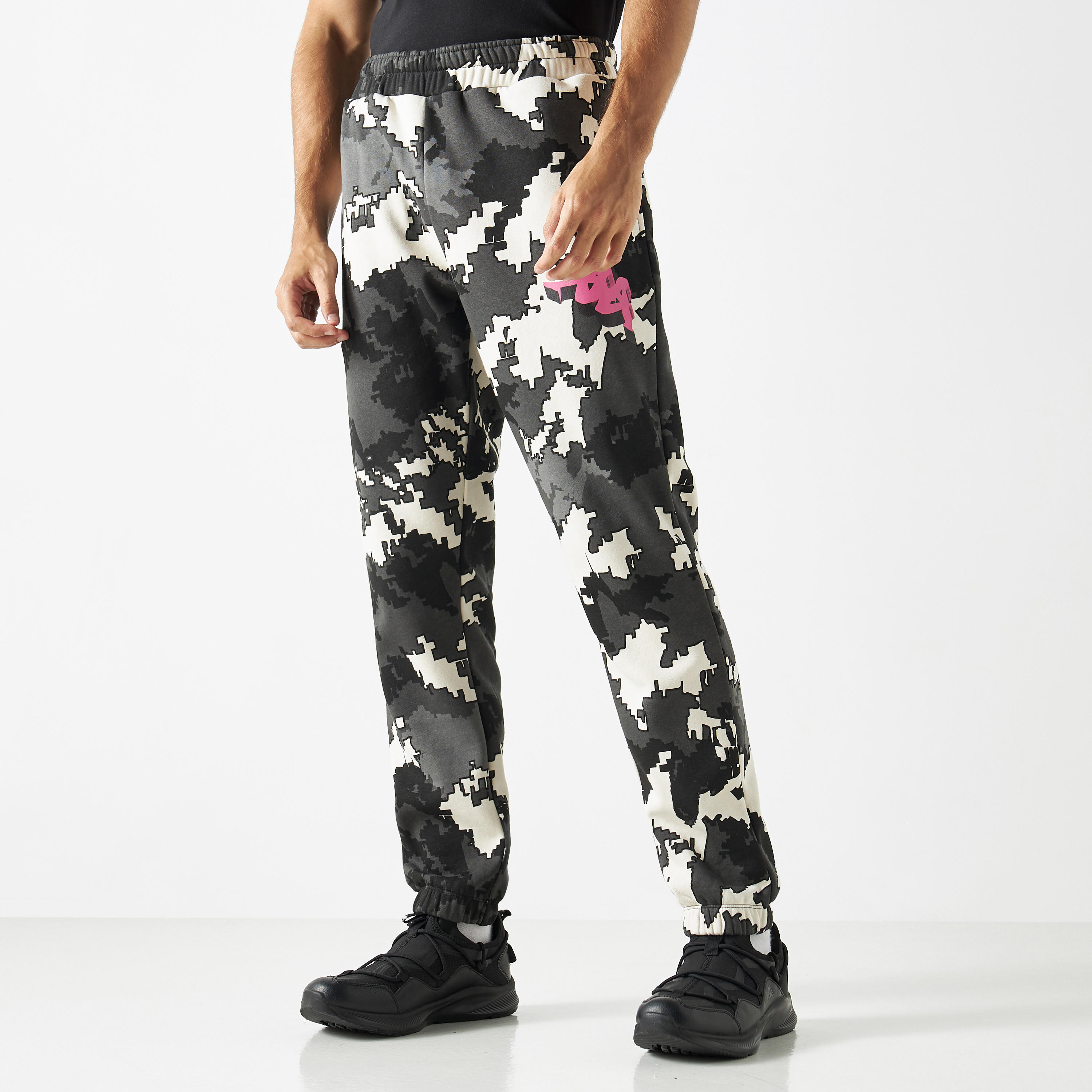 بنطلون رياضي بطبعات مموهة وخصر مطاطي وجيوب من كابا-men-clothing-sportswearandactivewear-bottoms-image-1