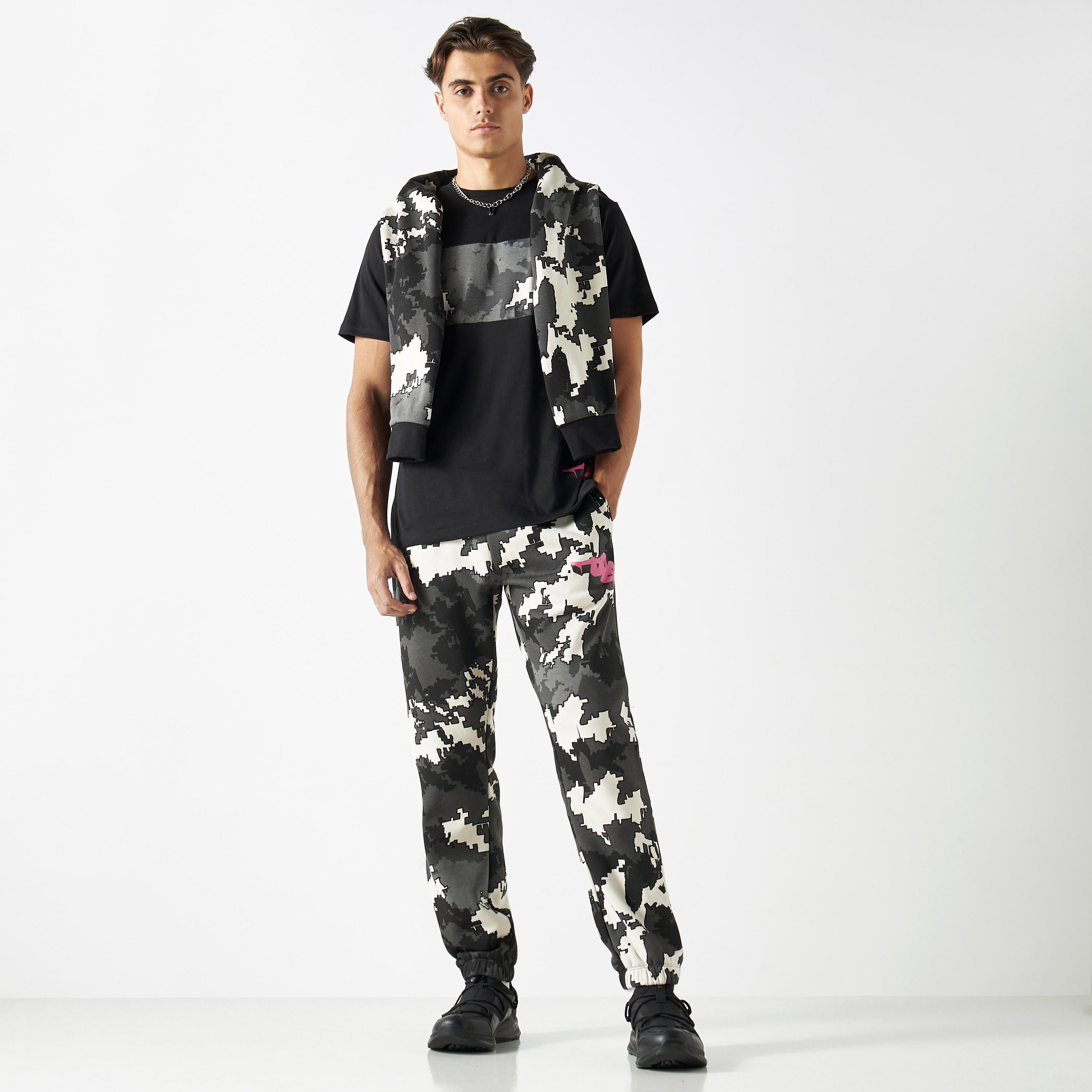 بنطلون رياضي بطبعات مموهة وخصر مطاطي وجيوب من كابا-men-clothing-sportswearandactivewear-bottoms-image-2
