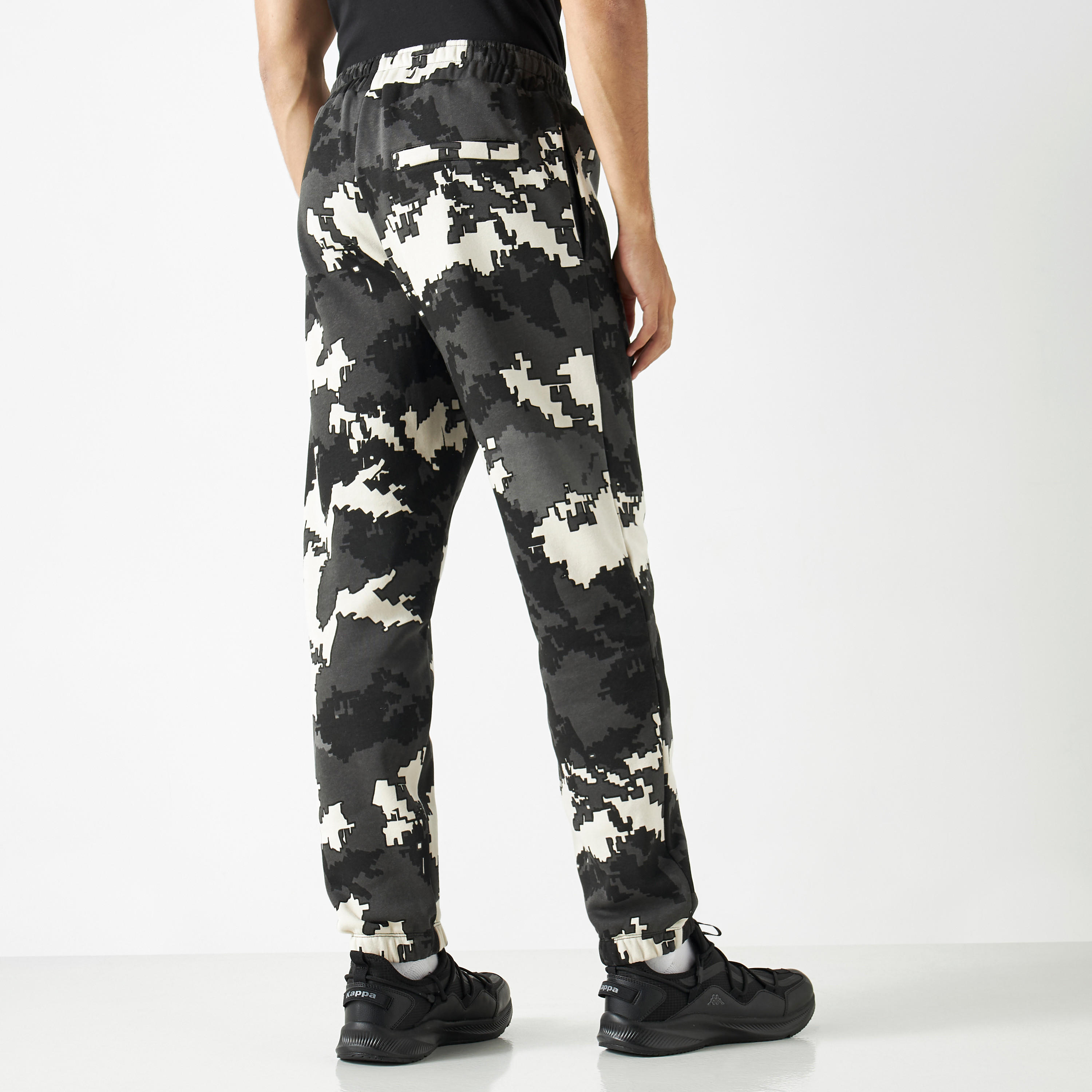 بنطلون رياضي بطبعات مموهة وخصر مطاطي وجيوب من كابا-men-clothing-sportswearandactivewear-bottoms-image-3