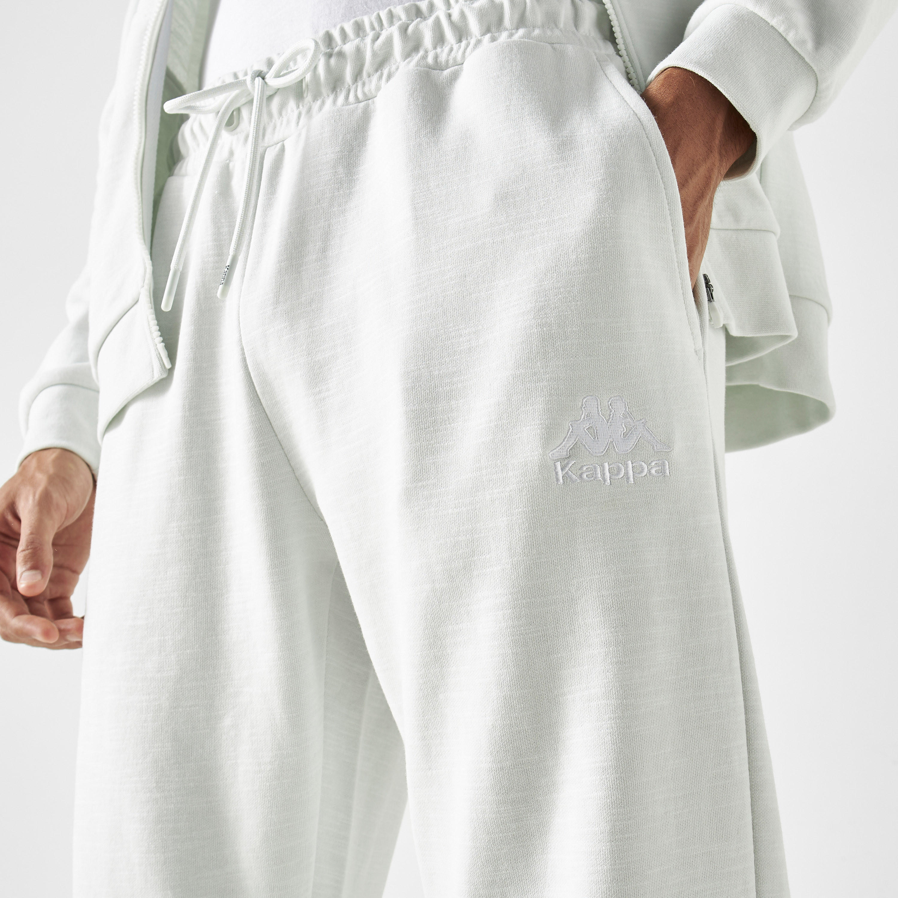 بنطلون رياضي برباط إغلاق وجيوب وطبعات من كابا-men-clothing-sportswearandactivewear-tracksuits-image-4