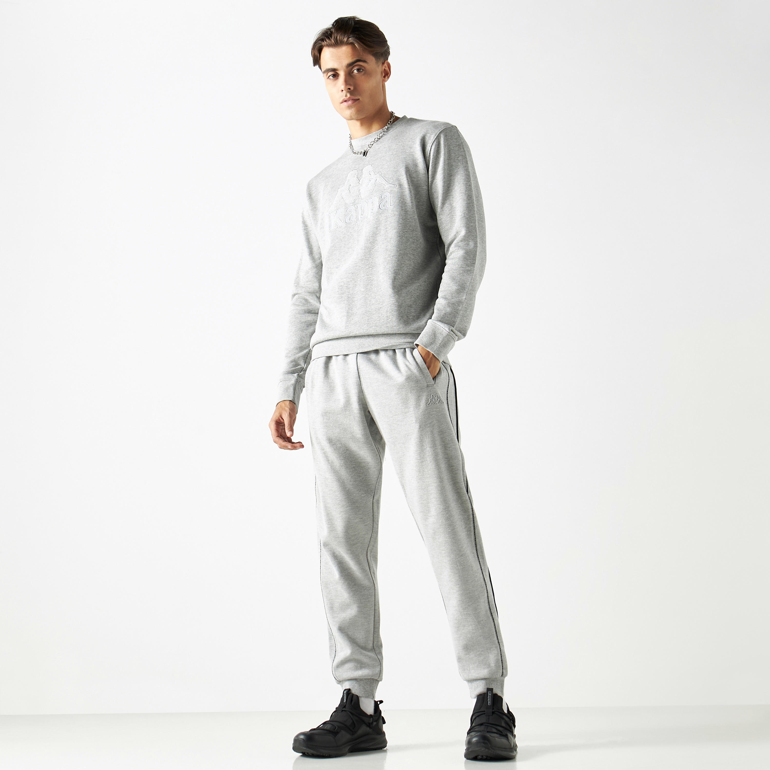 سويت شيرت بياقة ضيقة وأكمام طويلة وطبعات شعار من كابا-men-winterwear-hoodiesandsweatshirts-image-2