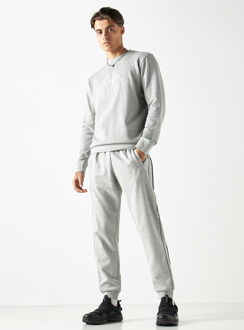 سويت شيرت بياقة ضيقة وأكمام طويلة وطبعات شعار من كابا-men-winterwear-hoodiesandsweatshirts-image-2