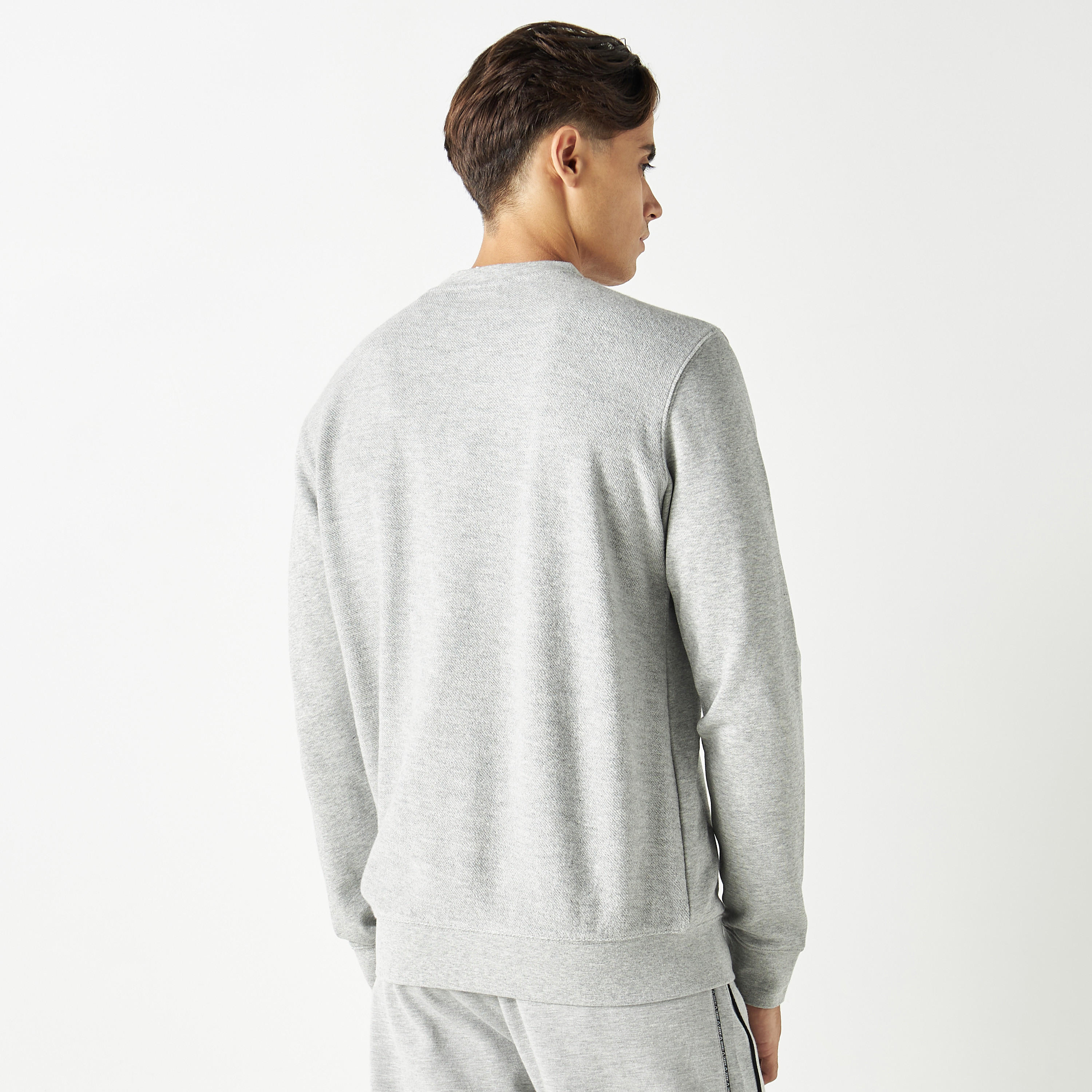 سويت شيرت بياقة ضيقة وأكمام طويلة وطبعات شعار من كابا-men-winterwear-hoodiesandsweatshirts-image-3