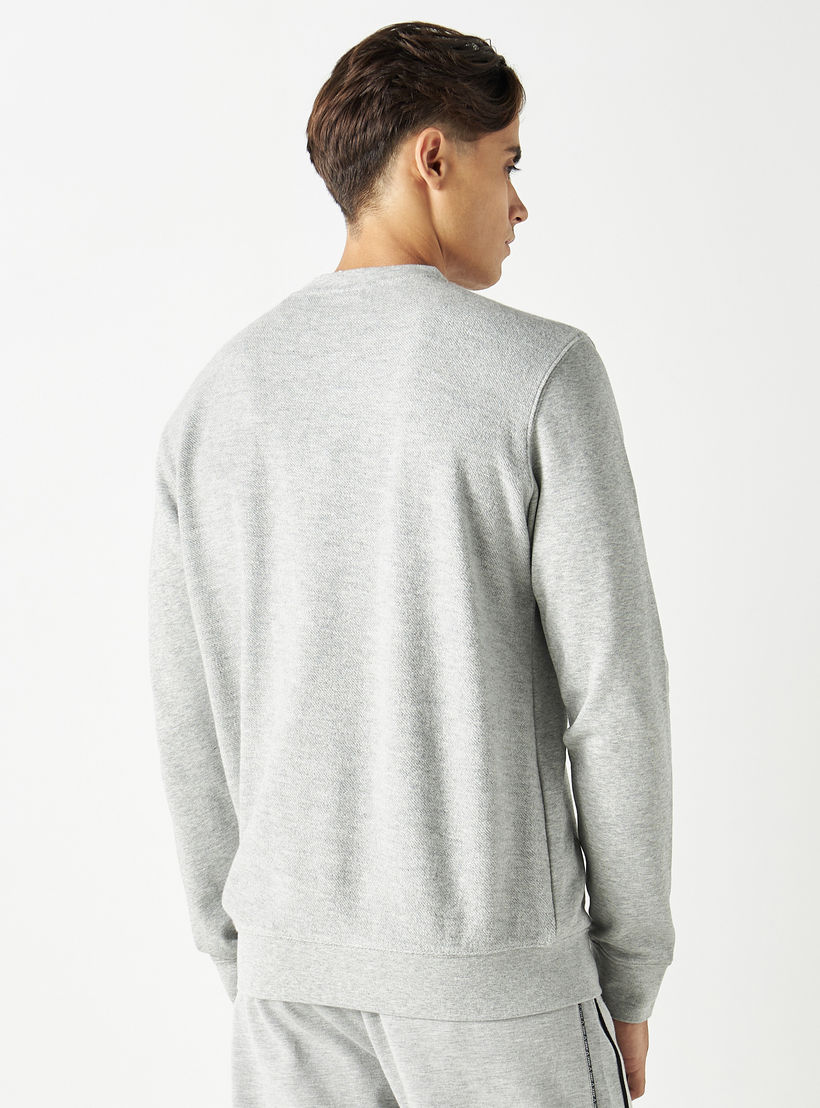سويت شيرت بياقة ضيقة وأكمام طويلة وطبعات شعار من كابا-men-winterwear-hoodiesandsweatshirts-image-3