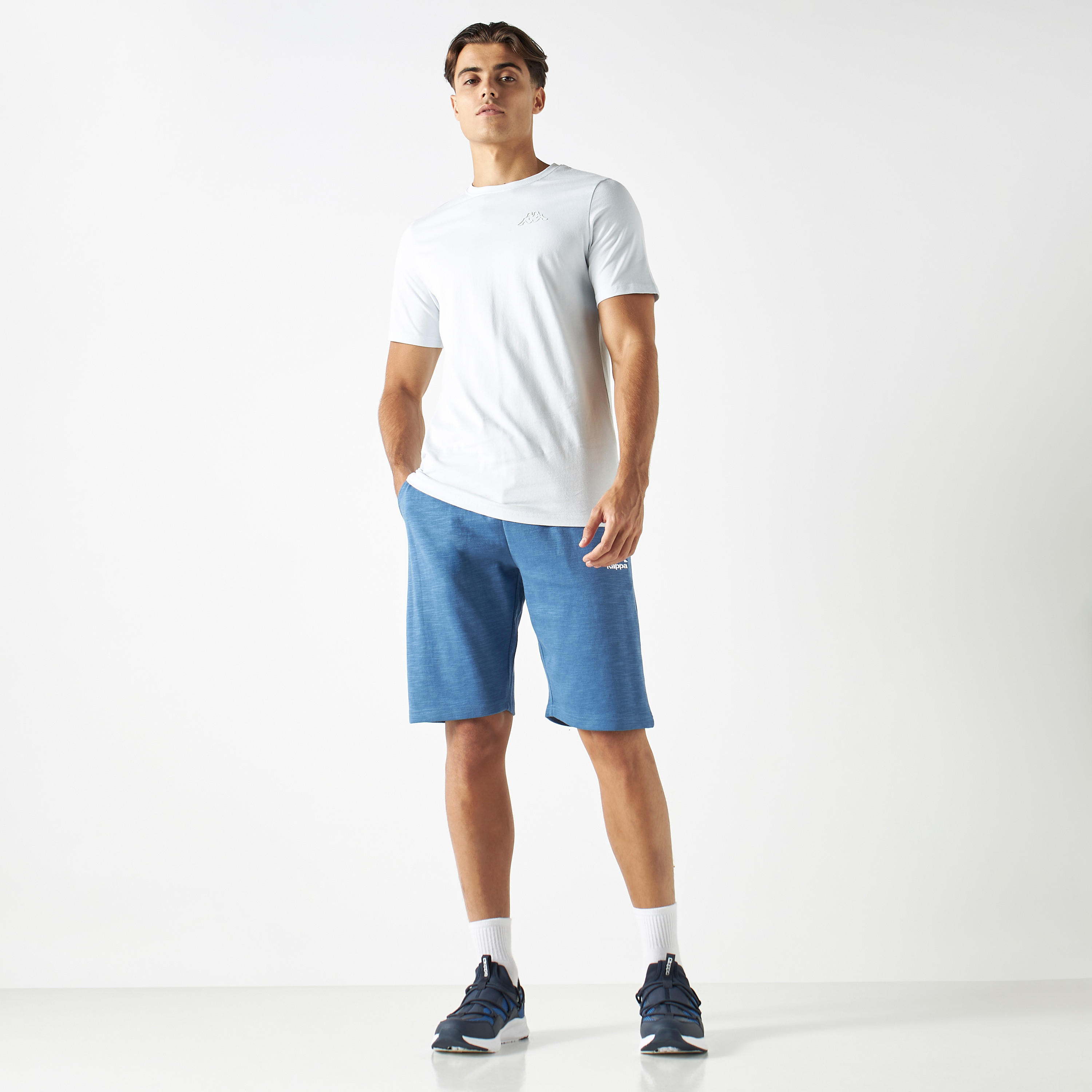 تيشيرت بياقة ضيّقة وأكمام قصيرة وطبعات من كابا-men-clothing-sportswearandactivewear-tshirtsandpolos-image-2