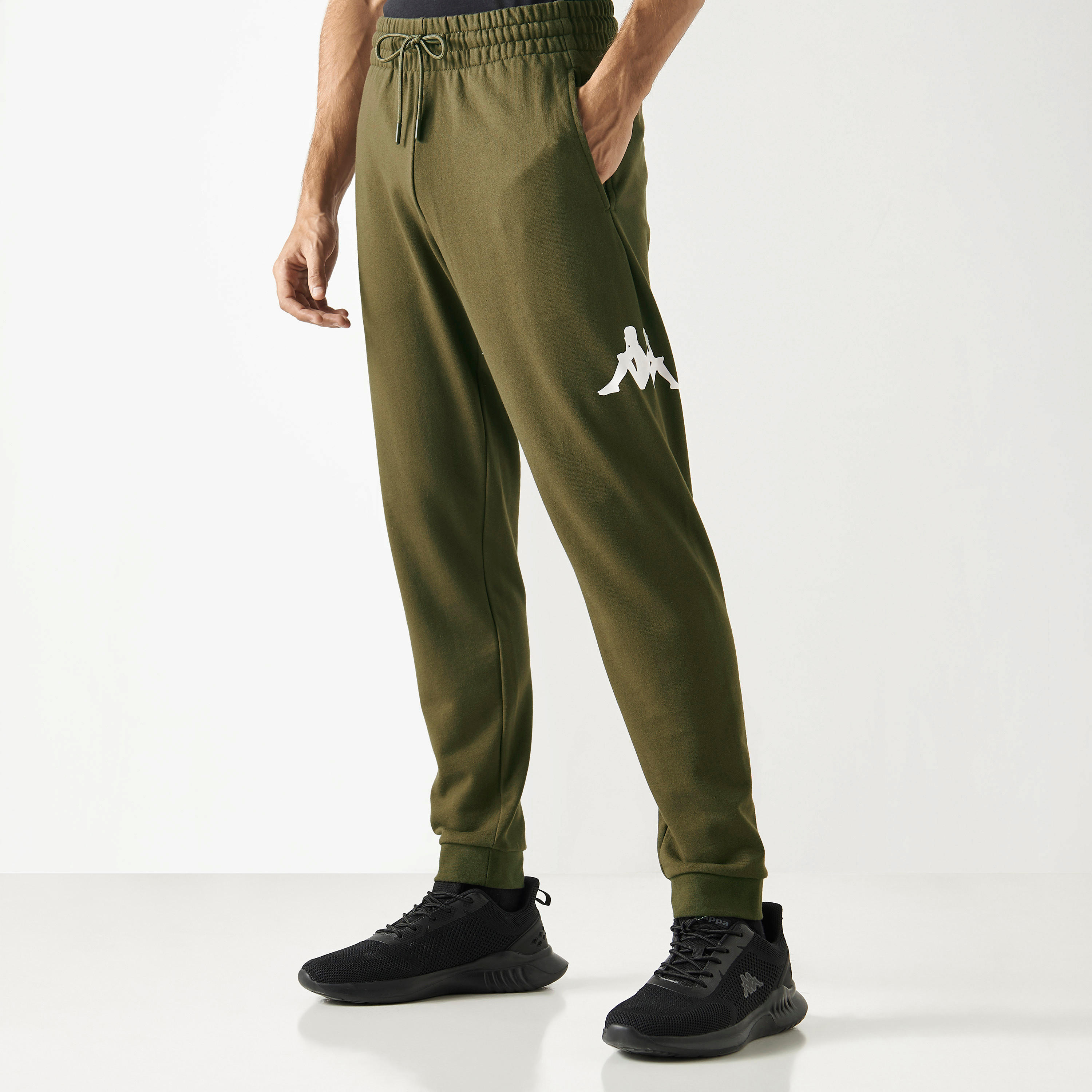 بنطلون رياضي برباط إغلاق وجيوب من كابا-men-clothing-sportswearandactivewear-bottoms-image-1