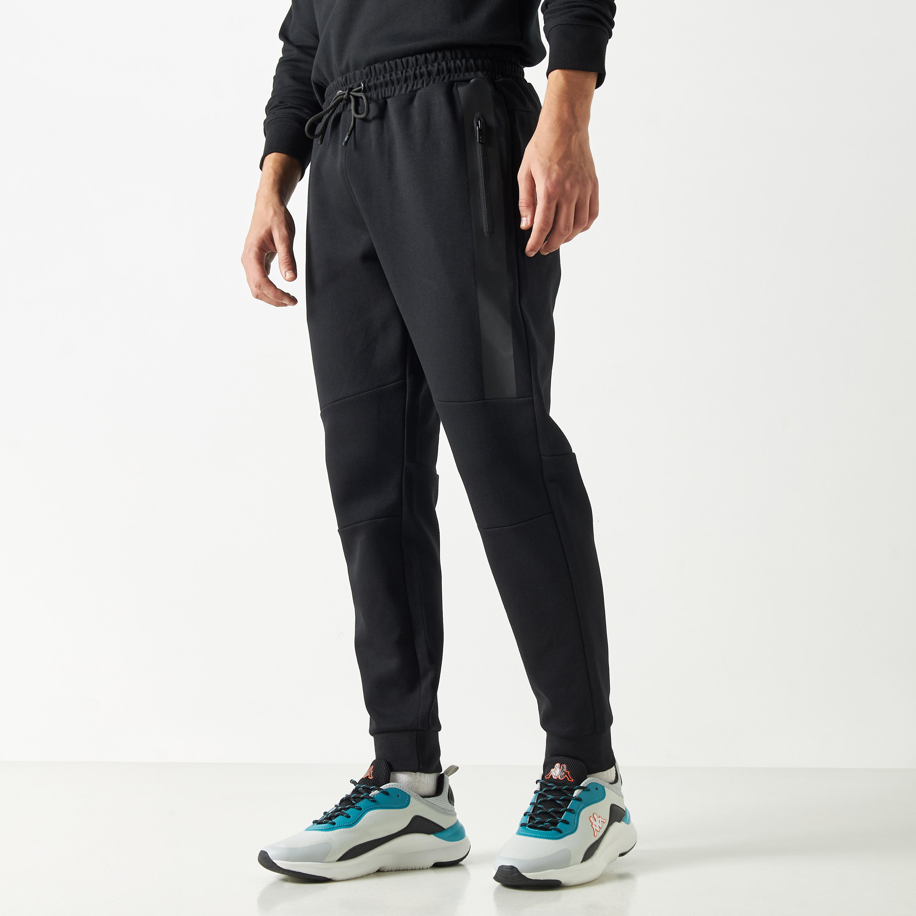 بنطلون رياضي برباط إغلاق وجيوب وطبعات من كابا-men-clothing-sportswearandactivewear-bottoms-image-1