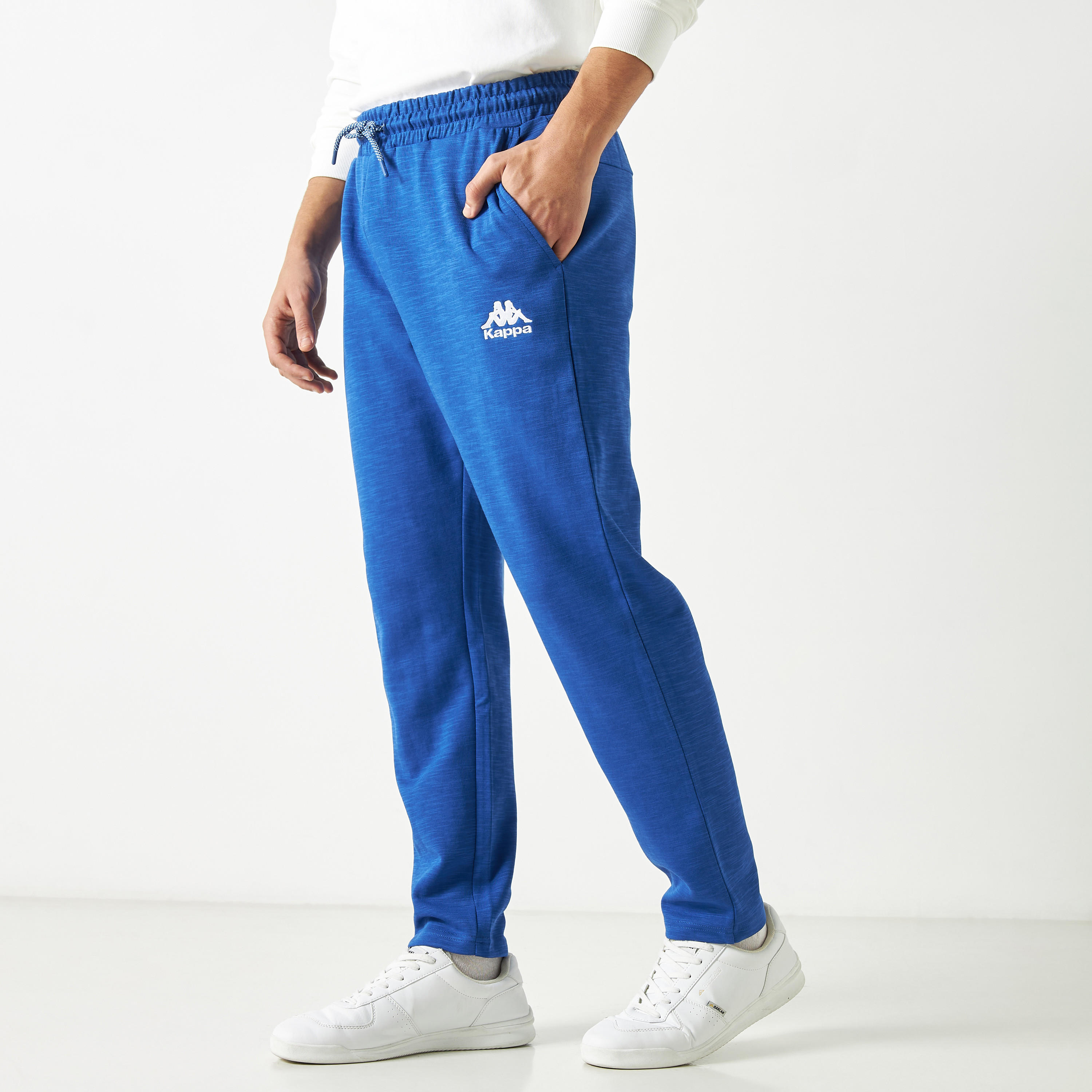 بنطلون رياضي برباط إغلاق وجيوب وطبعات من كابا-men-clothing-sportswearandactivewear-bottoms-image-1