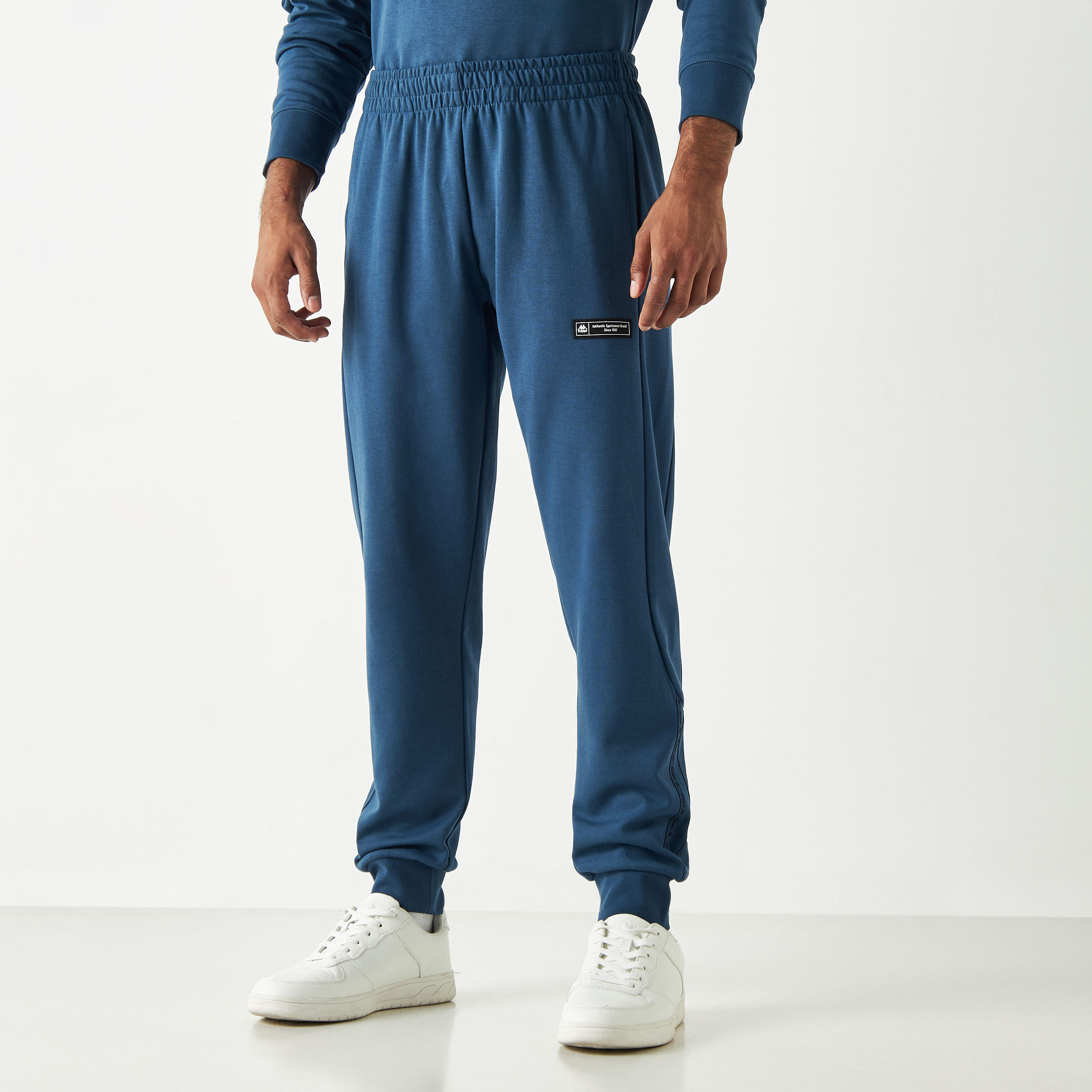 بنطلون رياضي بخصر مطاطي وجيوب وتفاصيل شعار من كابا-men-clothing-sportswearandactivewear-bottoms-image-1
