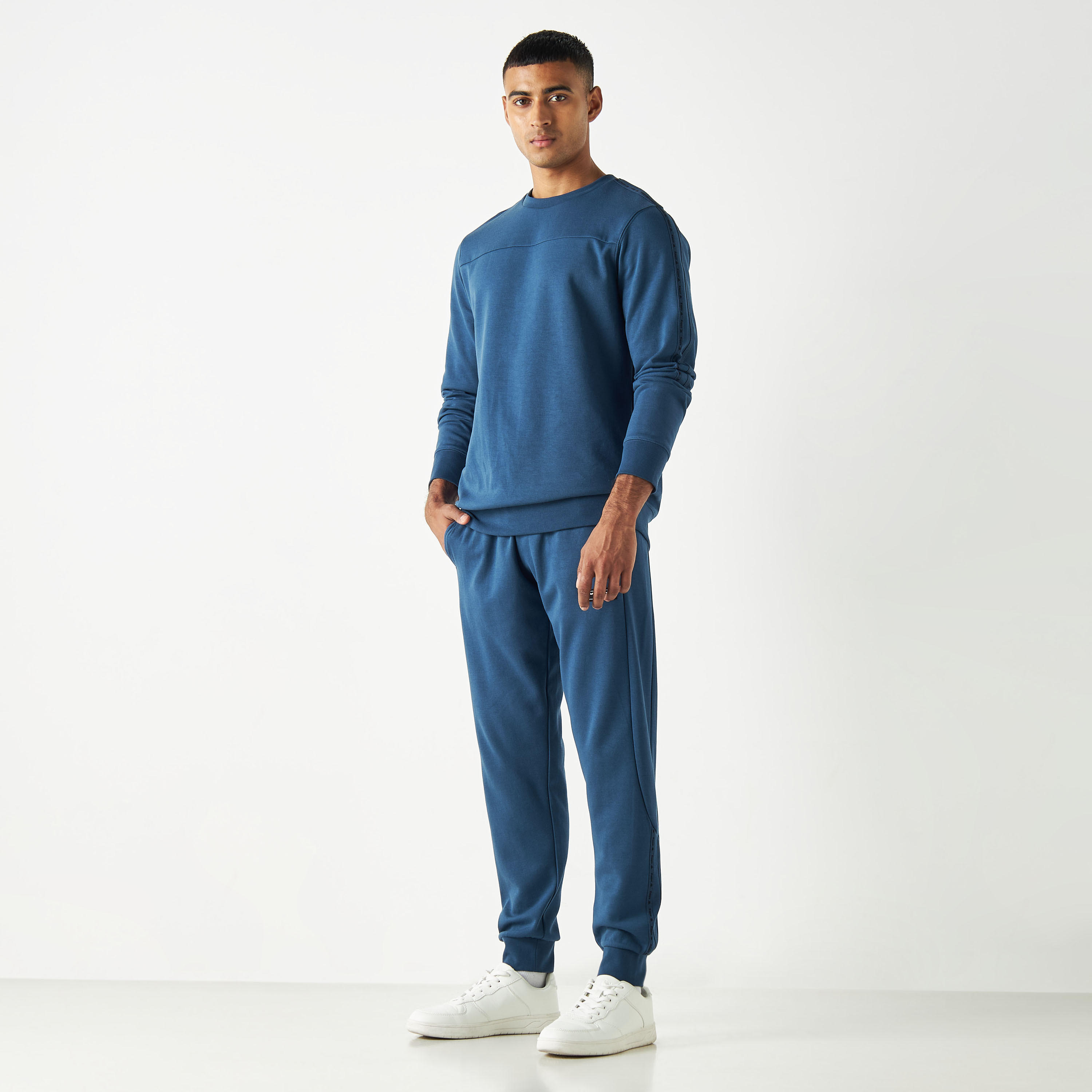 بنطلون رياضي بخصر مطاطي وجيوب وتفاصيل شعار من كابا-men-clothing-sportswearandactivewear-bottoms-image-2