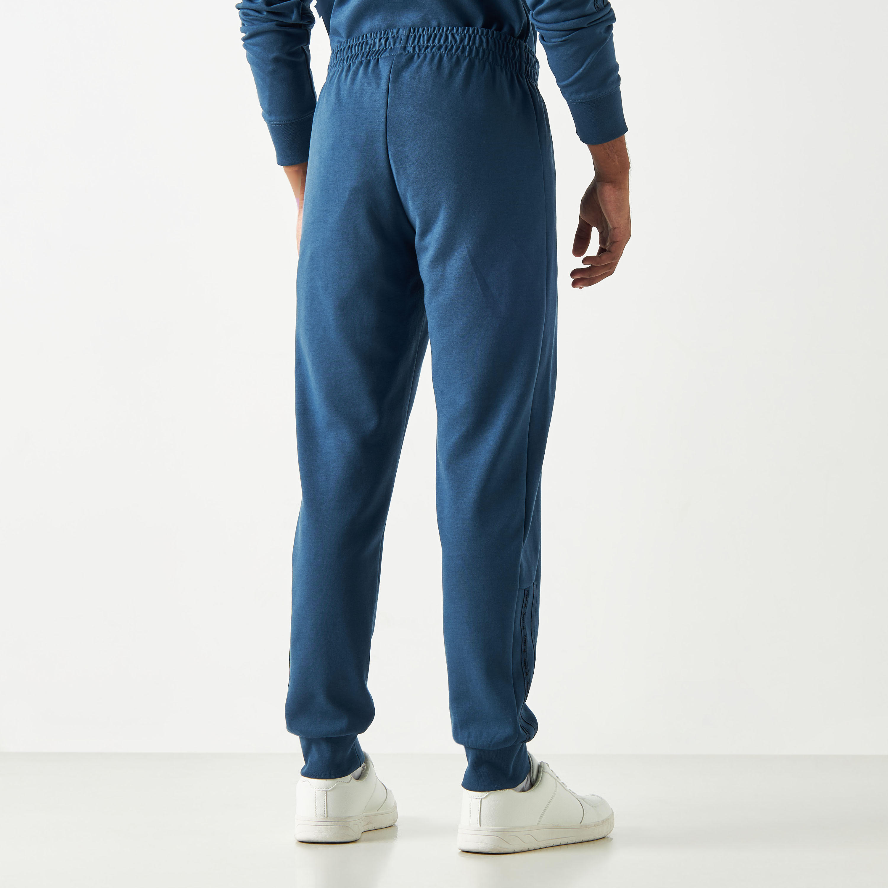بنطلون رياضي بخصر مطاطي وجيوب وتفاصيل شعار من كابا-men-clothing-sportswearandactivewear-bottoms-image-3