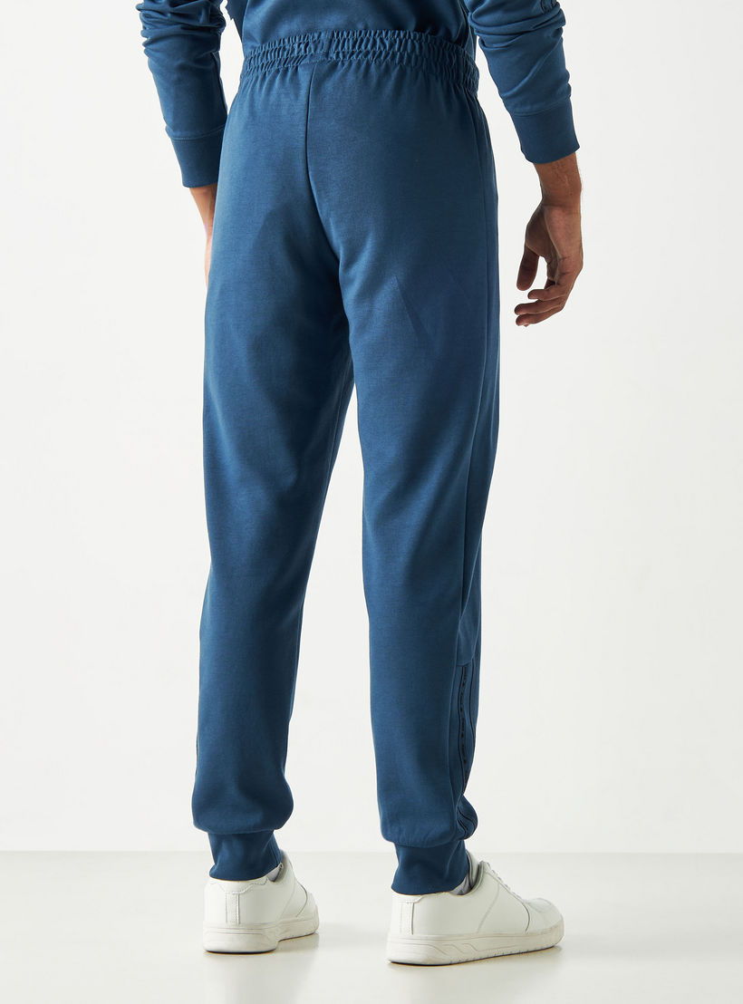 بنطلون رياضي بخصر مطاطي وجيوب وتفاصيل شعار من كابا-men-clothing-sportswearandactivewear-bottoms-image-3