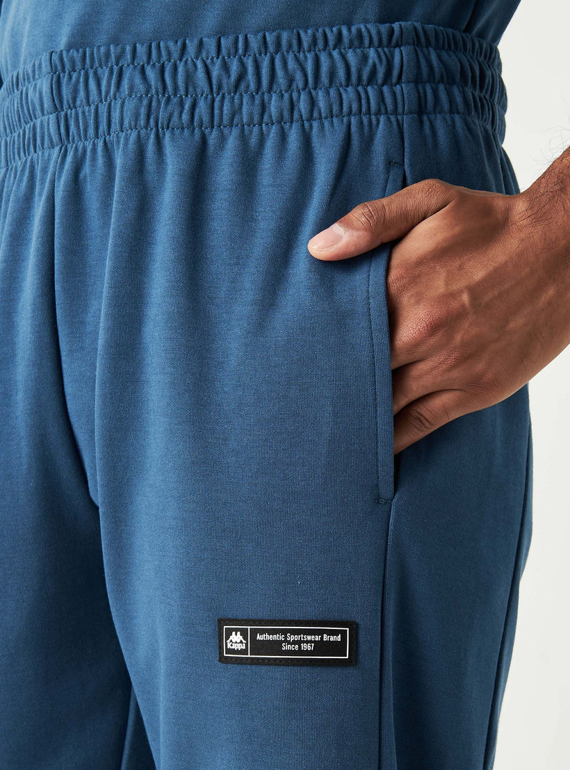 بنطلون رياضي بخصر مطاطي وجيوب وتفاصيل شعار من كابا-men-clothing-sportswearandactivewear-bottoms-image-4