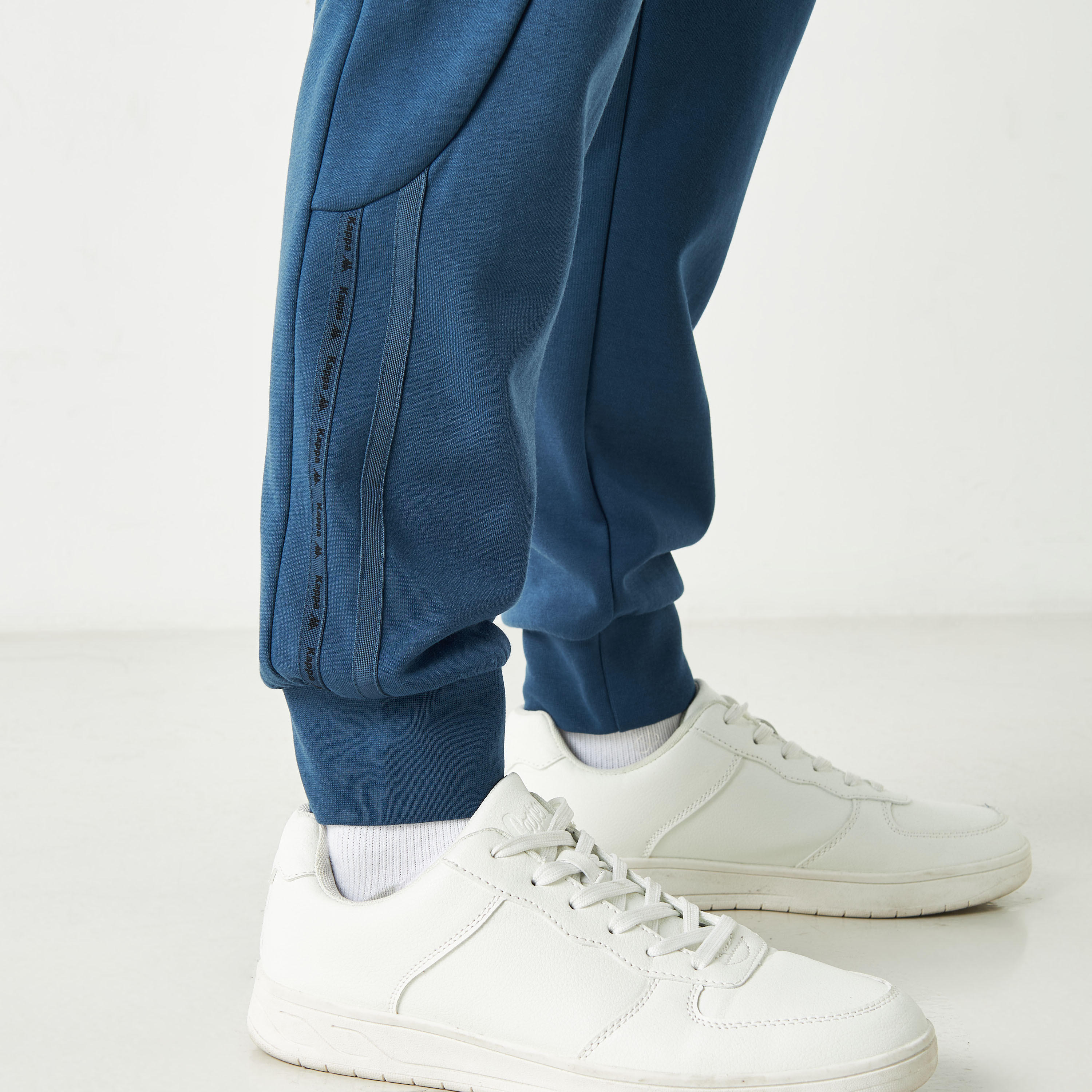 بنطلون رياضي بخصر مطاطي وجيوب وتفاصيل شعار من كابا-men-clothing-sportswearandactivewear-bottoms-image-5