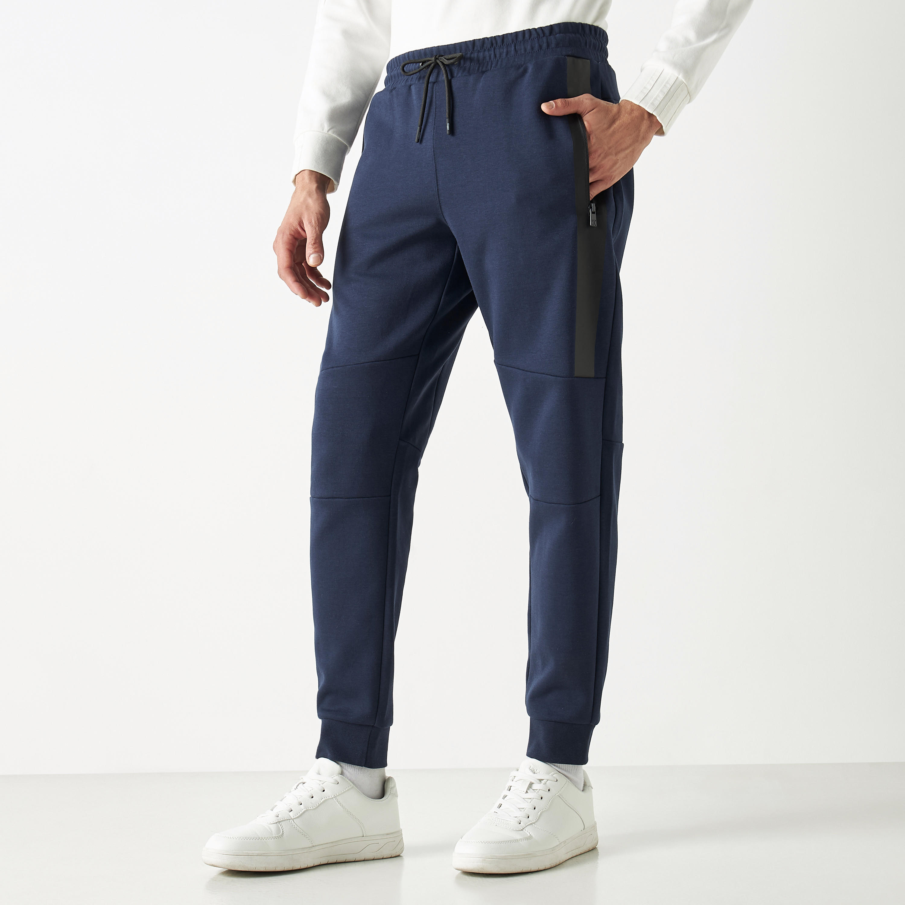 بنطلون رياضي بطبعات وبجيوب بسحّاب من كابا-men-clothing-sportswearandactivewear-bottoms-image-1