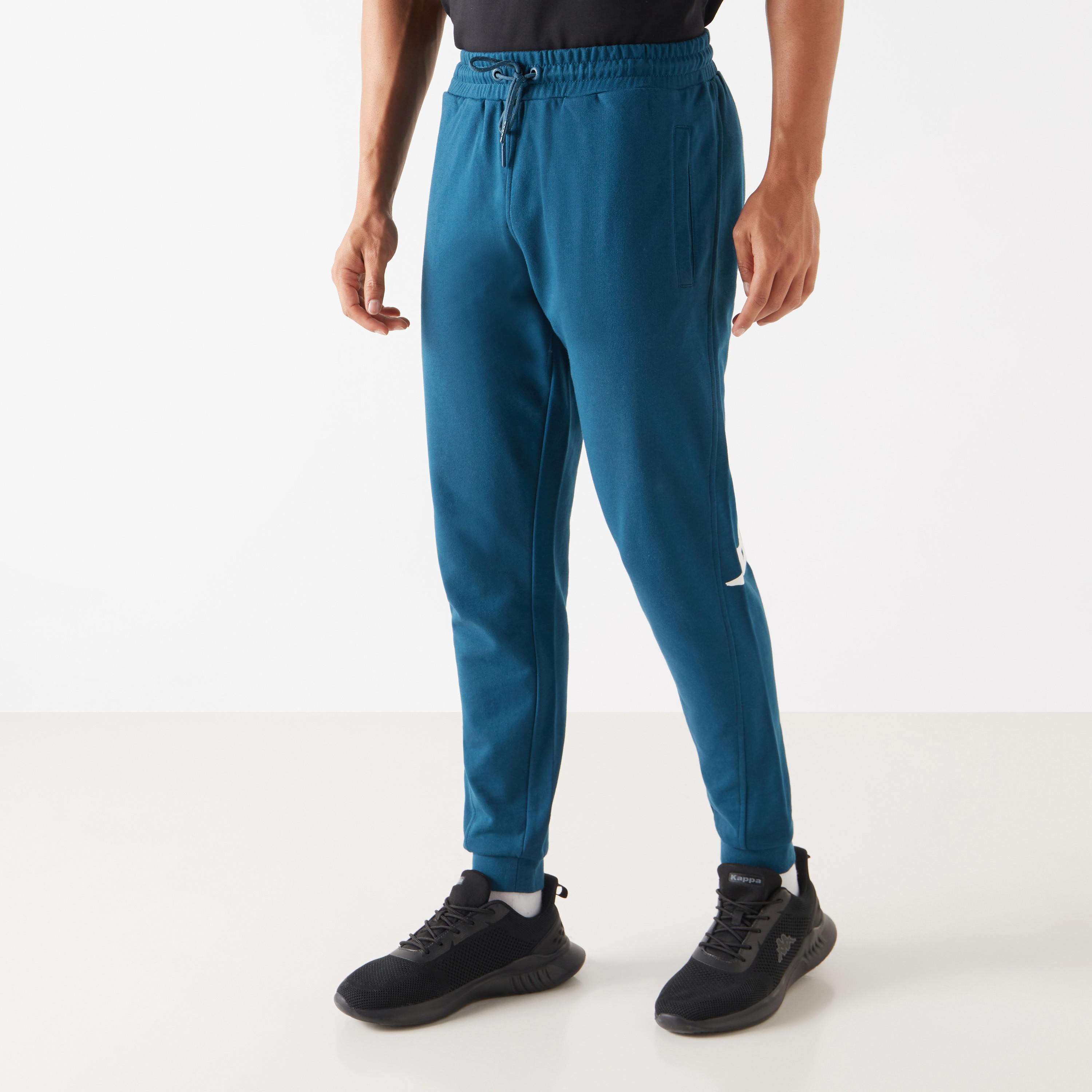 بنطلون رياضي بخصر مطاطي وجيوب وطبعات من كابا-men-clothing-sportswearandactivewear-bottoms-image-1