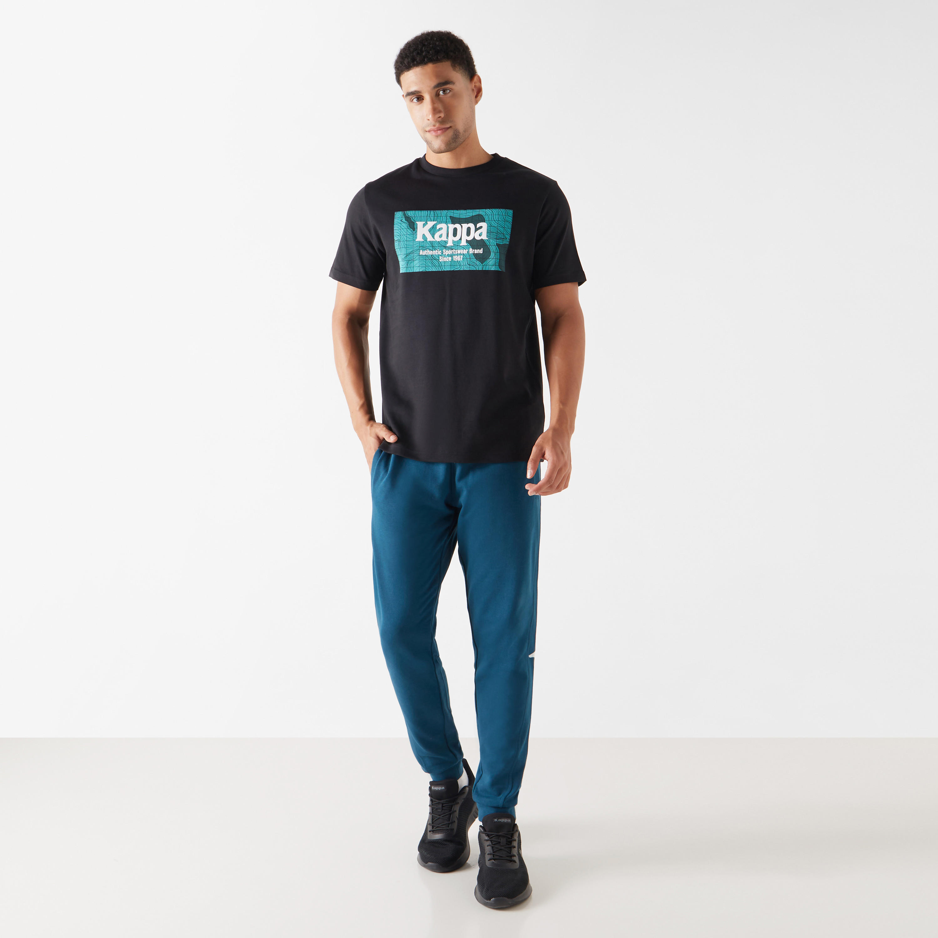 بنطلون رياضي بخصر مطاطي وجيوب وطبعات من كابا-men-clothing-sportswearandactivewear-bottoms-image-2