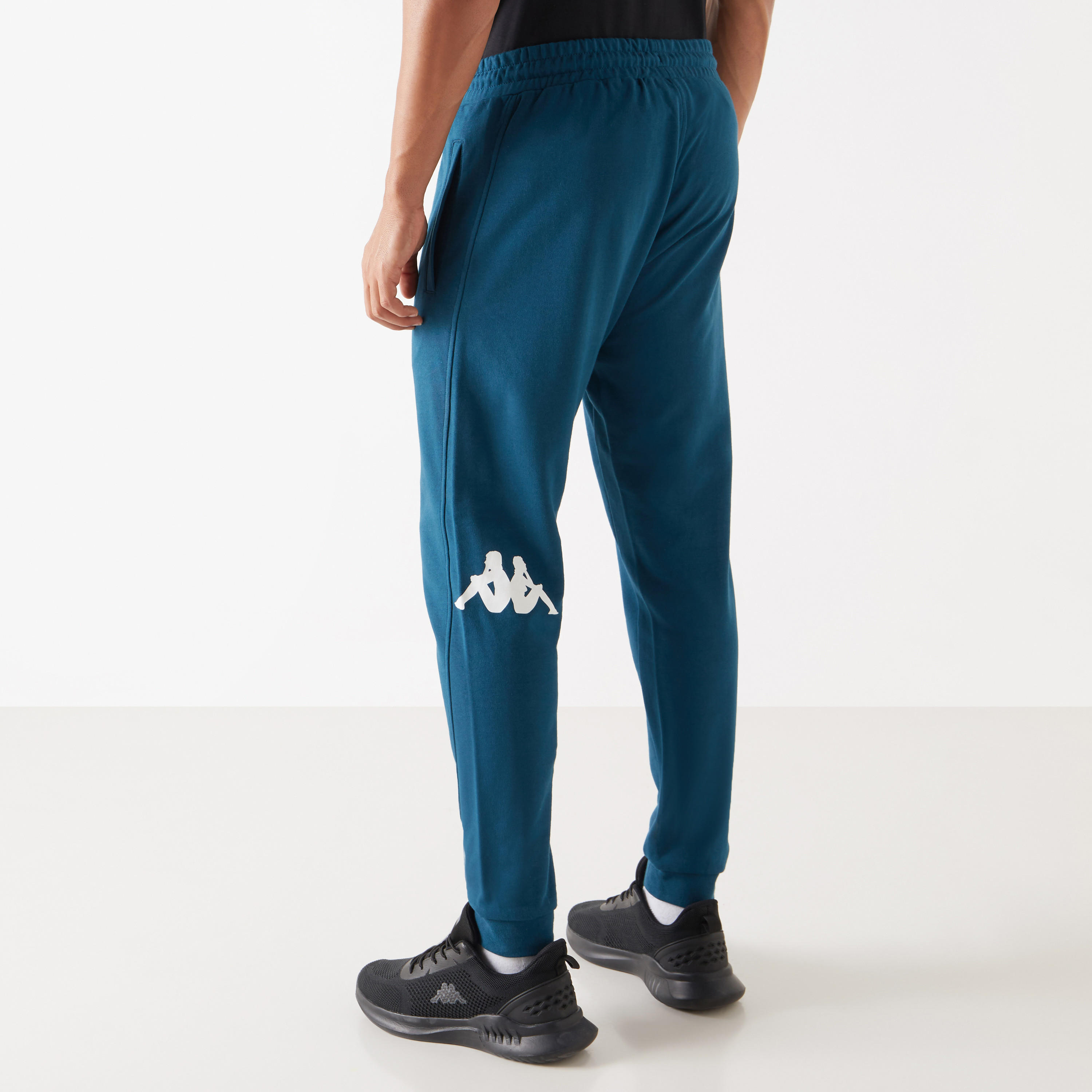 بنطلون رياضي بخصر مطاطي وجيوب وطبعات من كابا-men-clothing-sportswearandactivewear-bottoms-image-3