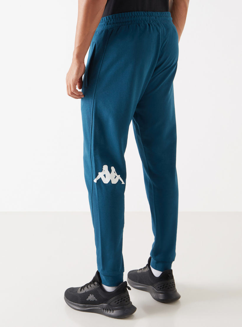 بنطلون رياضي بخصر مطاطي وجيوب وطبعات من كابا-men-clothing-sportswearandactivewear-bottoms-image-3