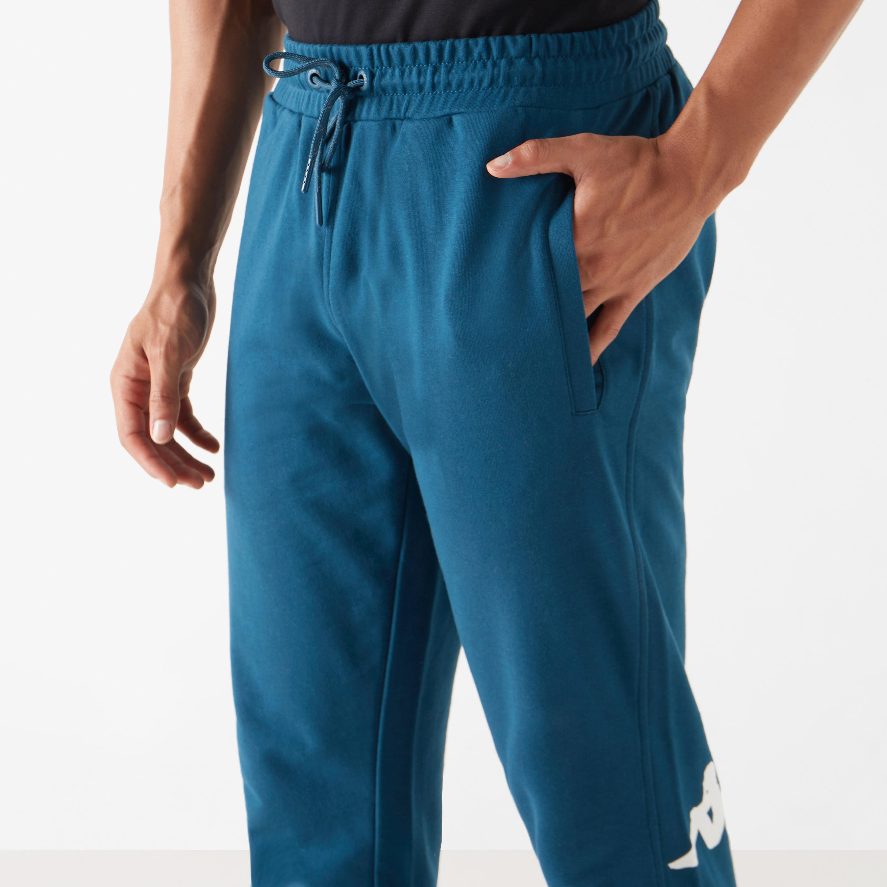 بنطلون رياضي بخصر مطاطي وجيوب وطبعات من كابا-men-clothing-sportswearandactivewear-bottoms-image-4