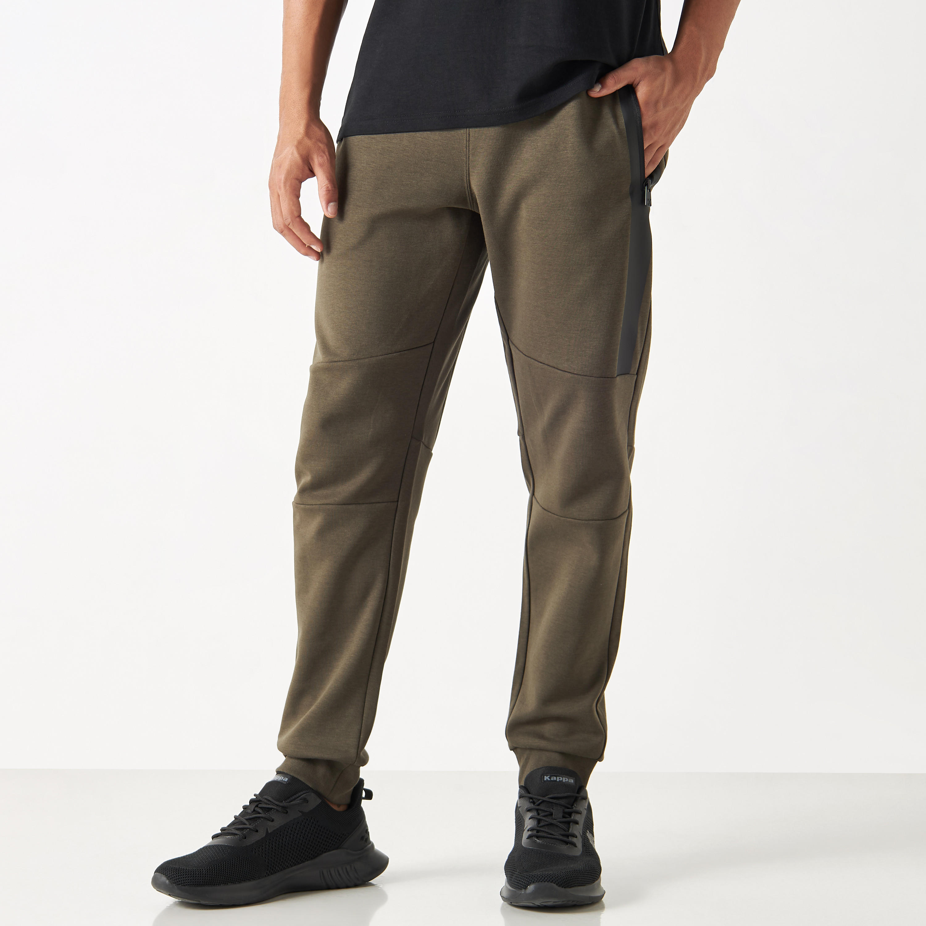 بنطلون رياضي بألواح وتفاصيل شعار وبجيوب بسحّاب من كابا-men-clothing-sportswearandactivewear-bottoms-image-1