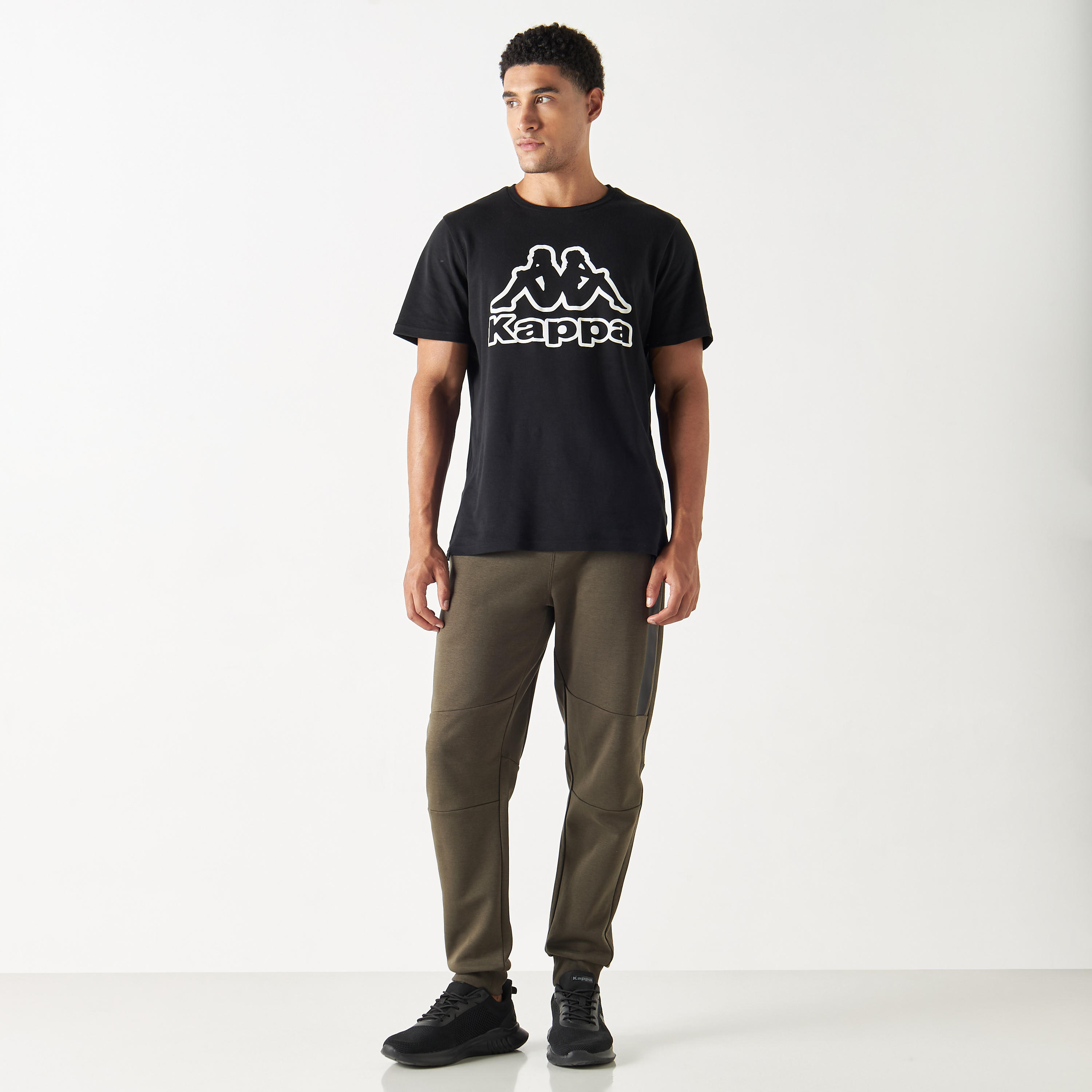 بنطلون رياضي بألواح وتفاصيل شعار وبجيوب بسحّاب من كابا-men-clothing-sportswearandactivewear-bottoms-image-2