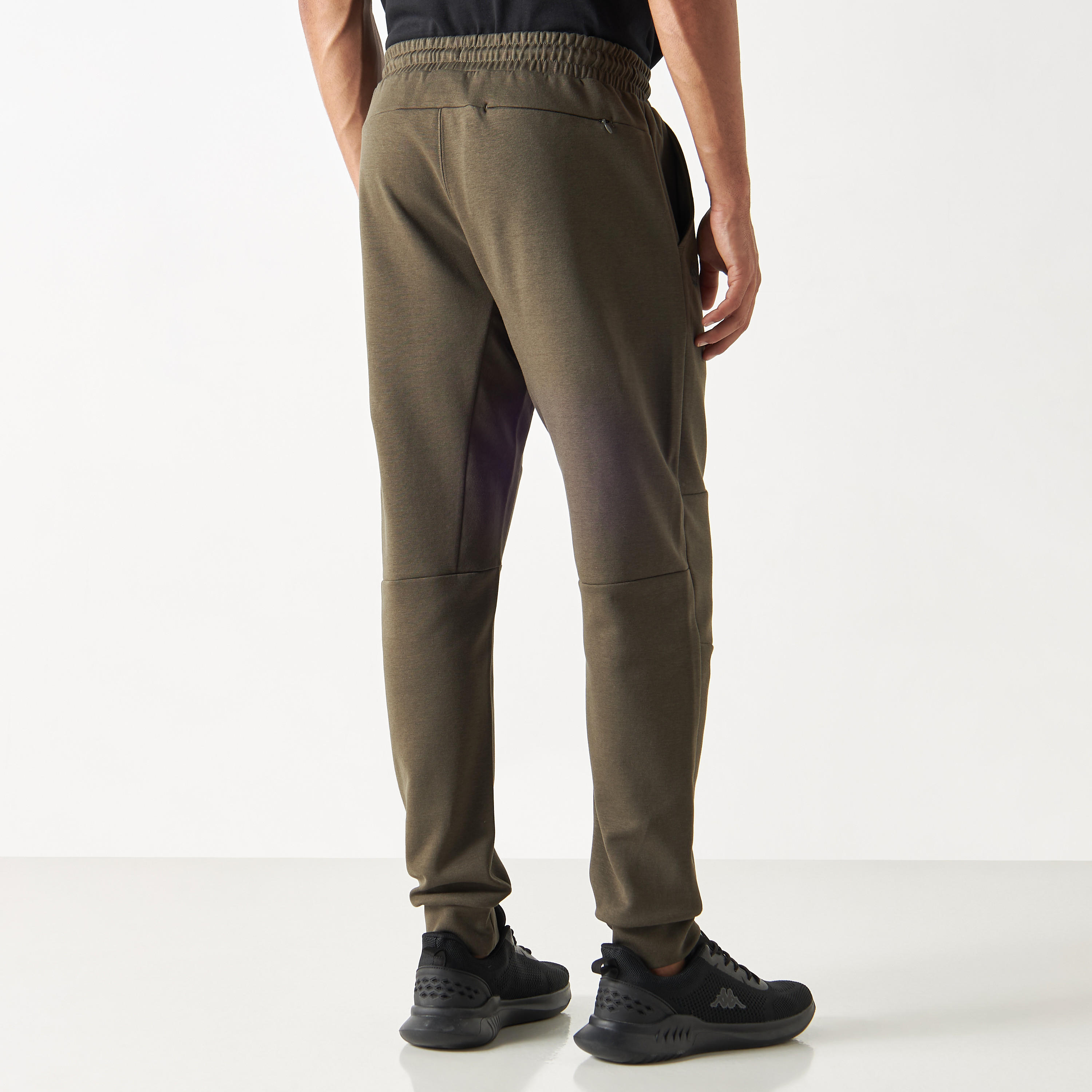 بنطلون رياضي بألواح وتفاصيل شعار وبجيوب بسحّاب من كابا-men-clothing-sportswearandactivewear-bottoms-image-3