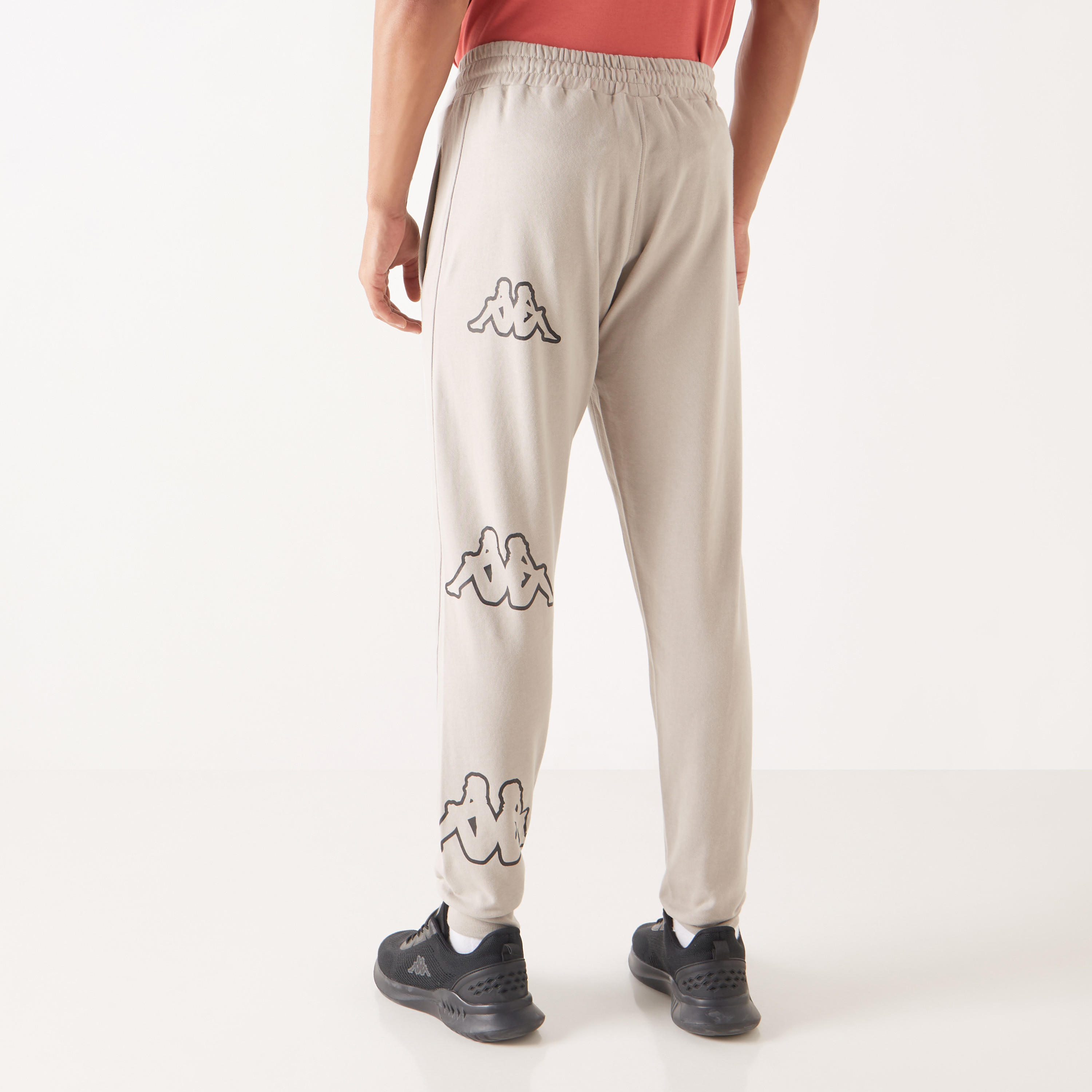 بنطلون رياضي بخصر مطاطي وجيوب وتفاصيل شعار من كابا-men-clothing-sportswearandactivewear-bottoms-image-1