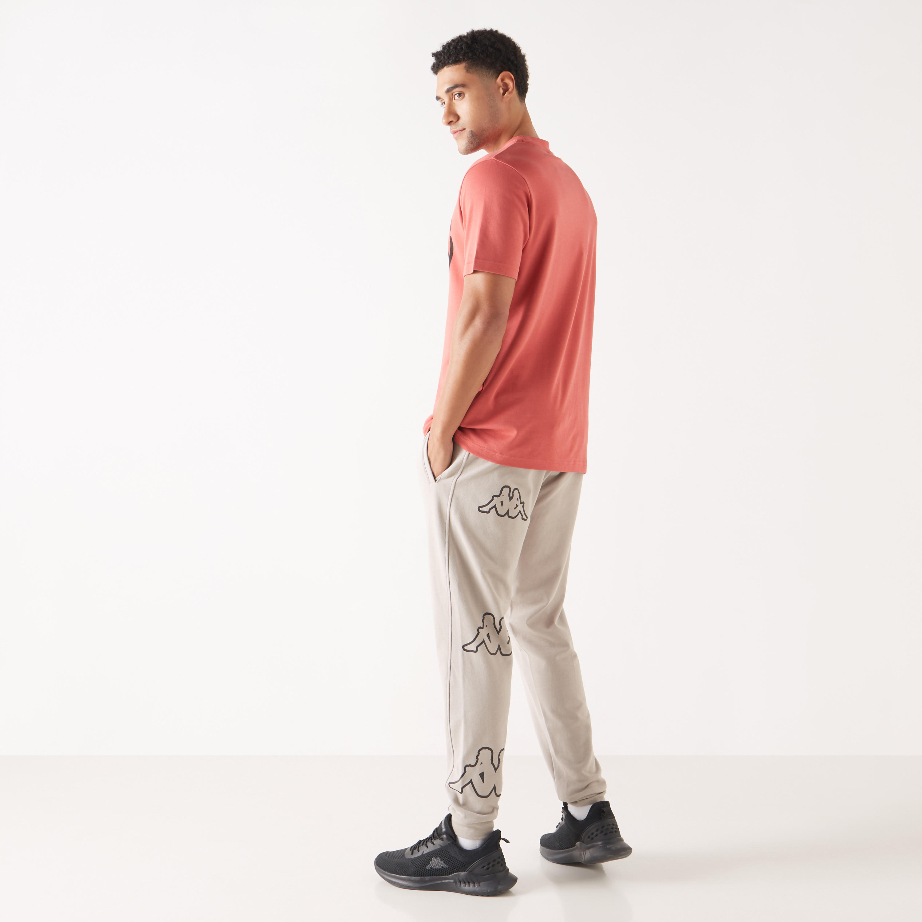 بنطلون رياضي بخصر مطاطي وجيوب وتفاصيل شعار من كابا-men-clothing-sportswearandactivewear-bottoms-image-2